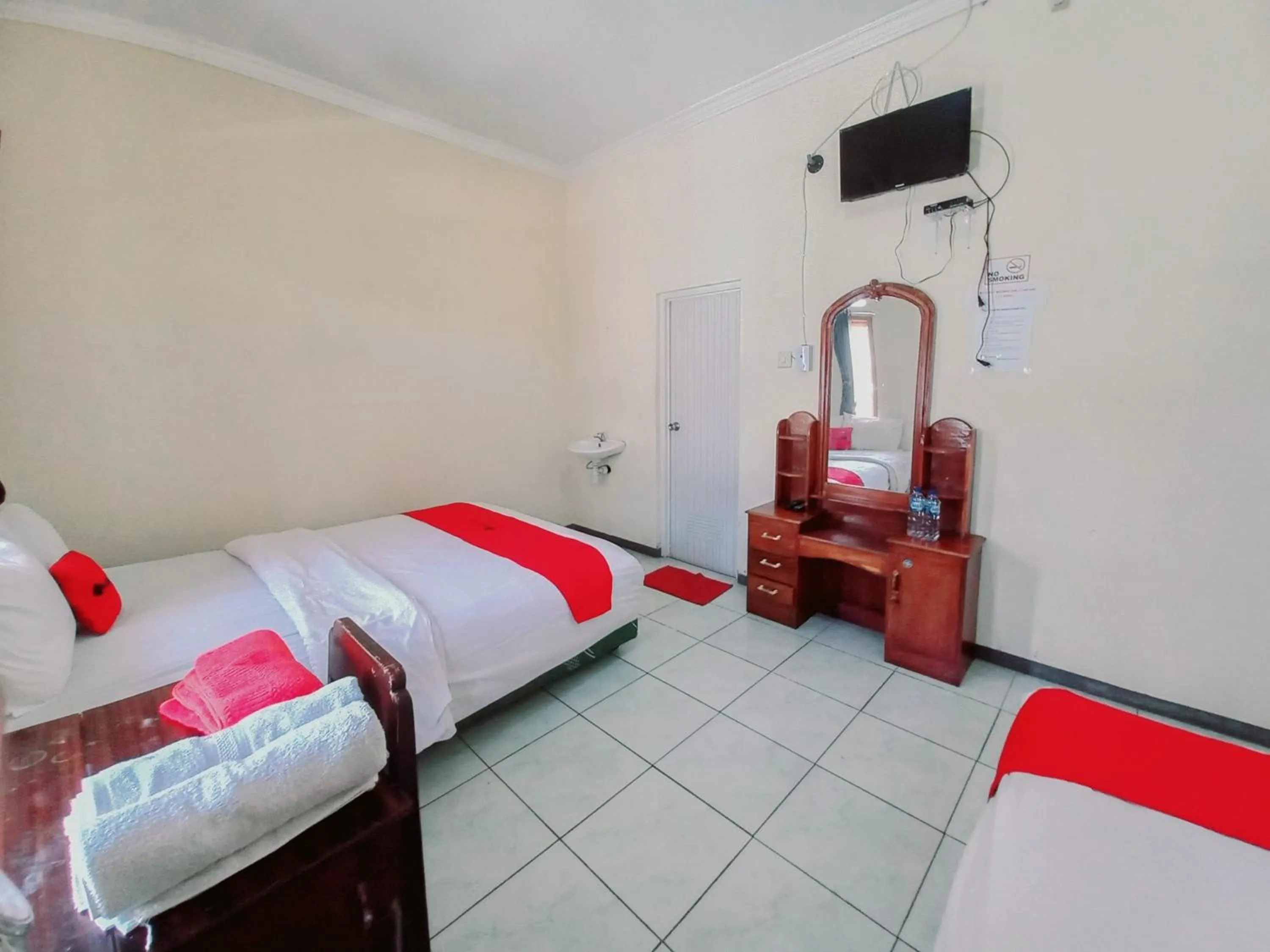 Bedroom, Bed in RedDoorz near BNS 3 Kota Wisata Batu