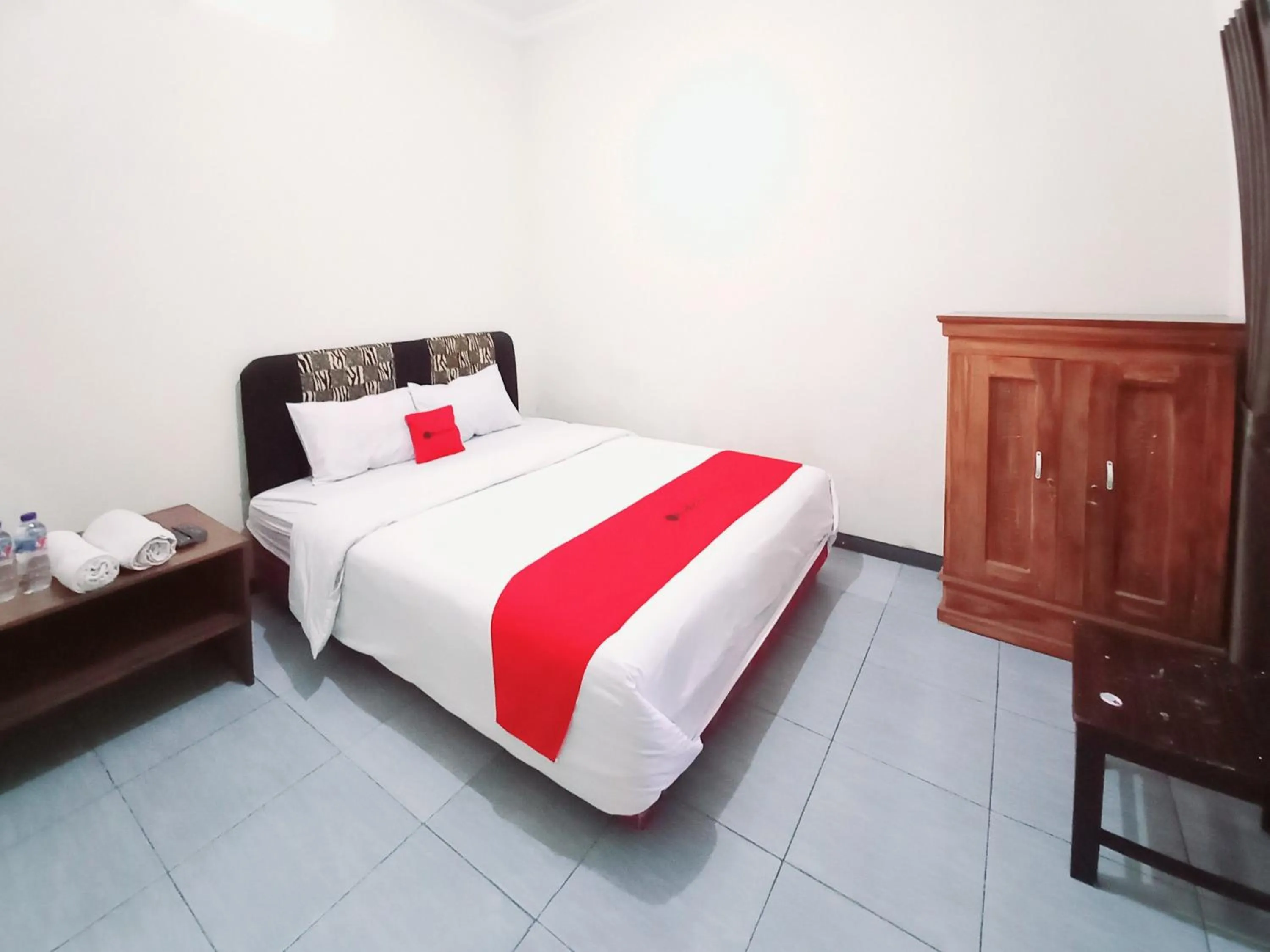 Bedroom, Bed in RedDoorz near BNS 3 Kota Wisata Batu