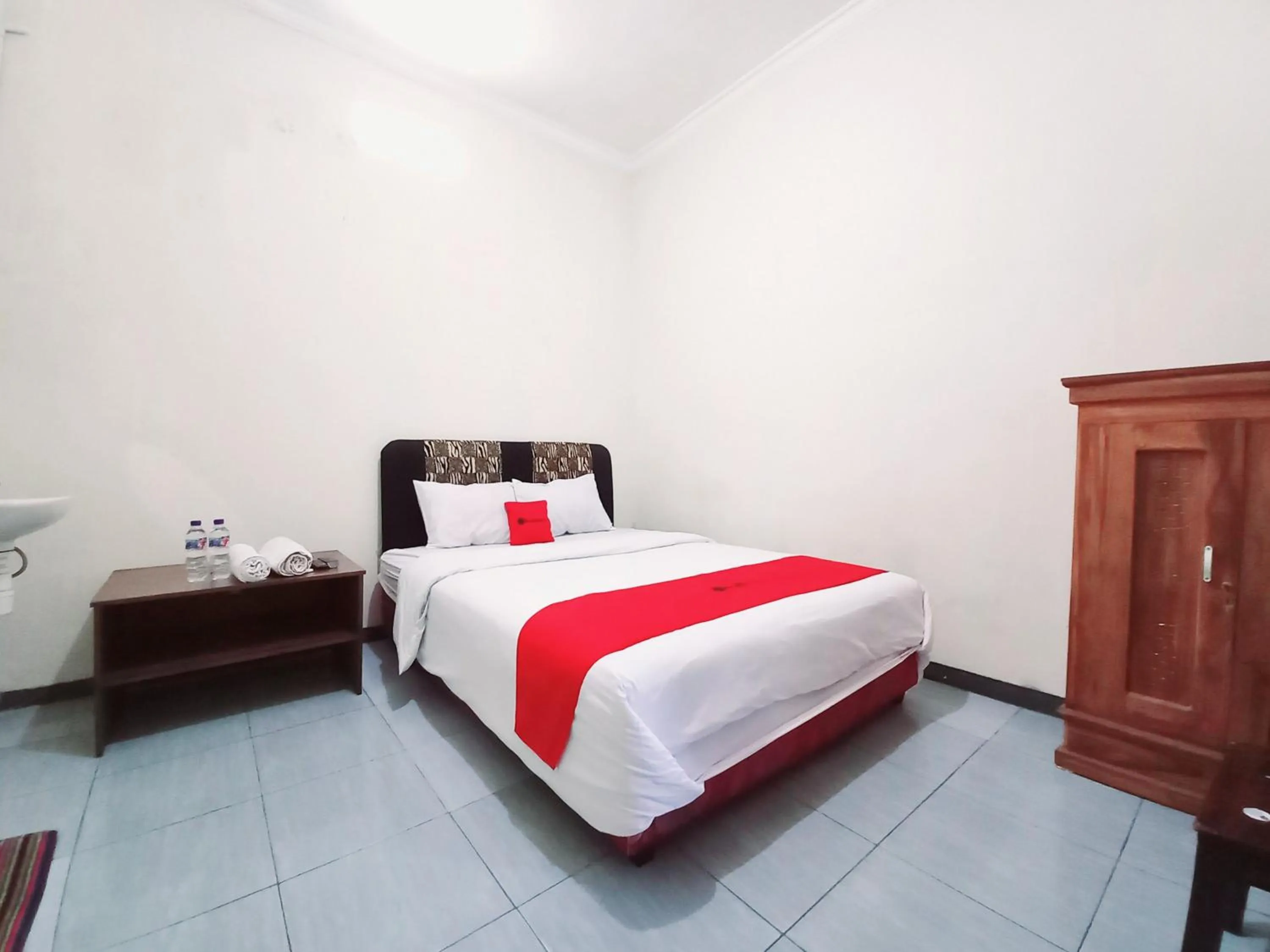Bedroom, Bed in RedDoorz near BNS 3 Kota Wisata Batu