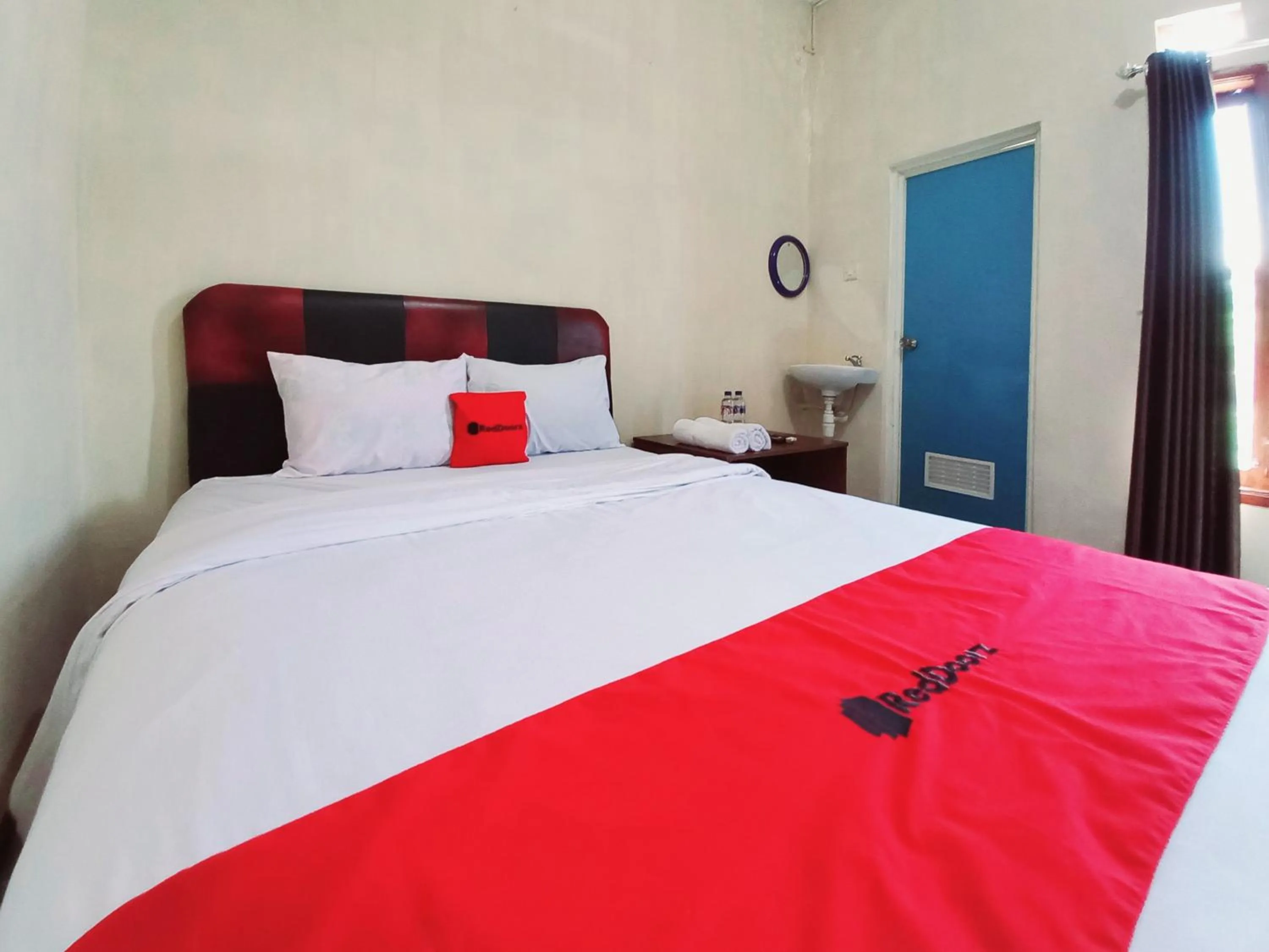 Bedroom, Bed in RedDoorz near BNS 3 Kota Wisata Batu