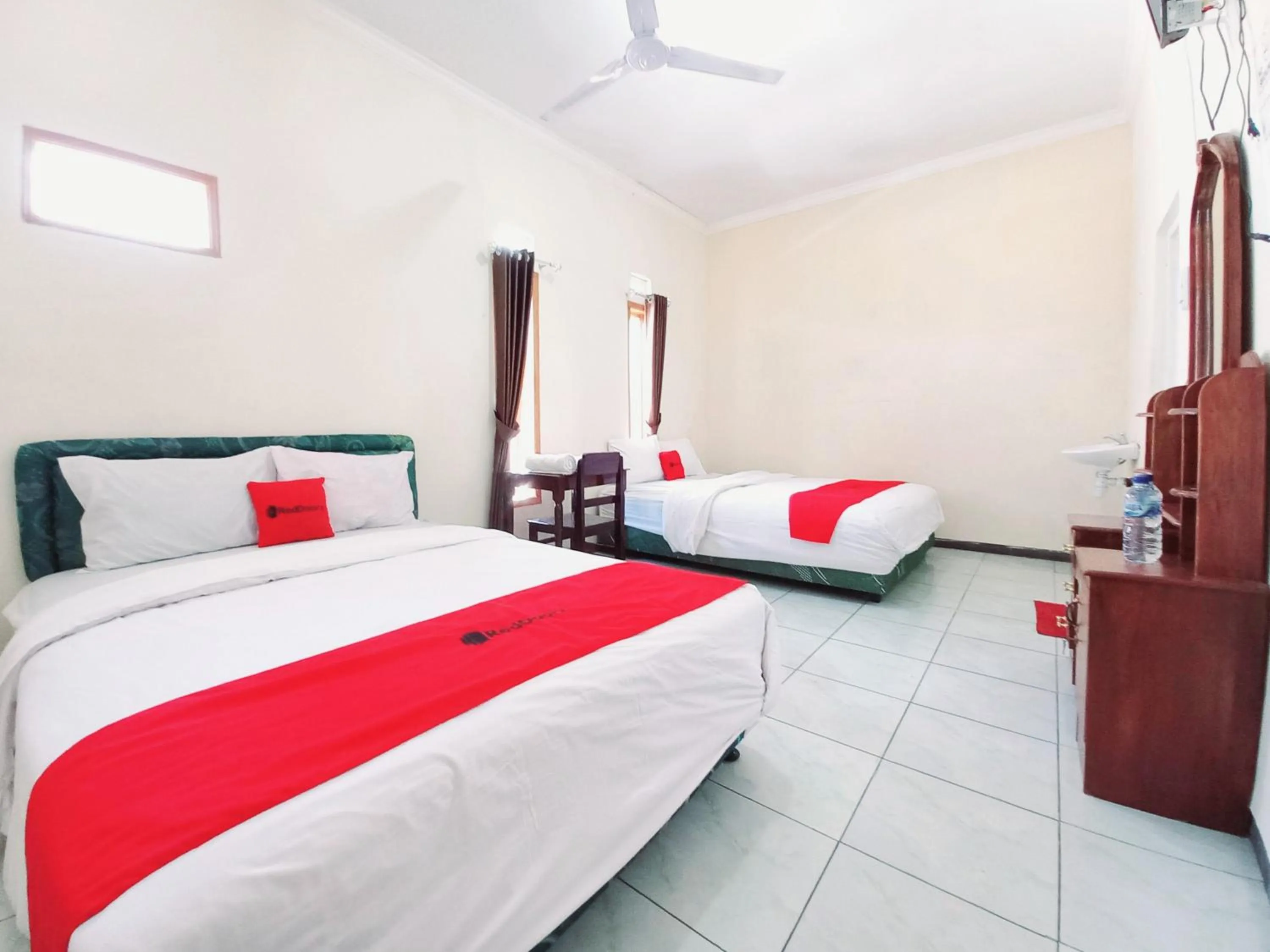 Bedroom, Bed in RedDoorz near BNS 3 Kota Wisata Batu
