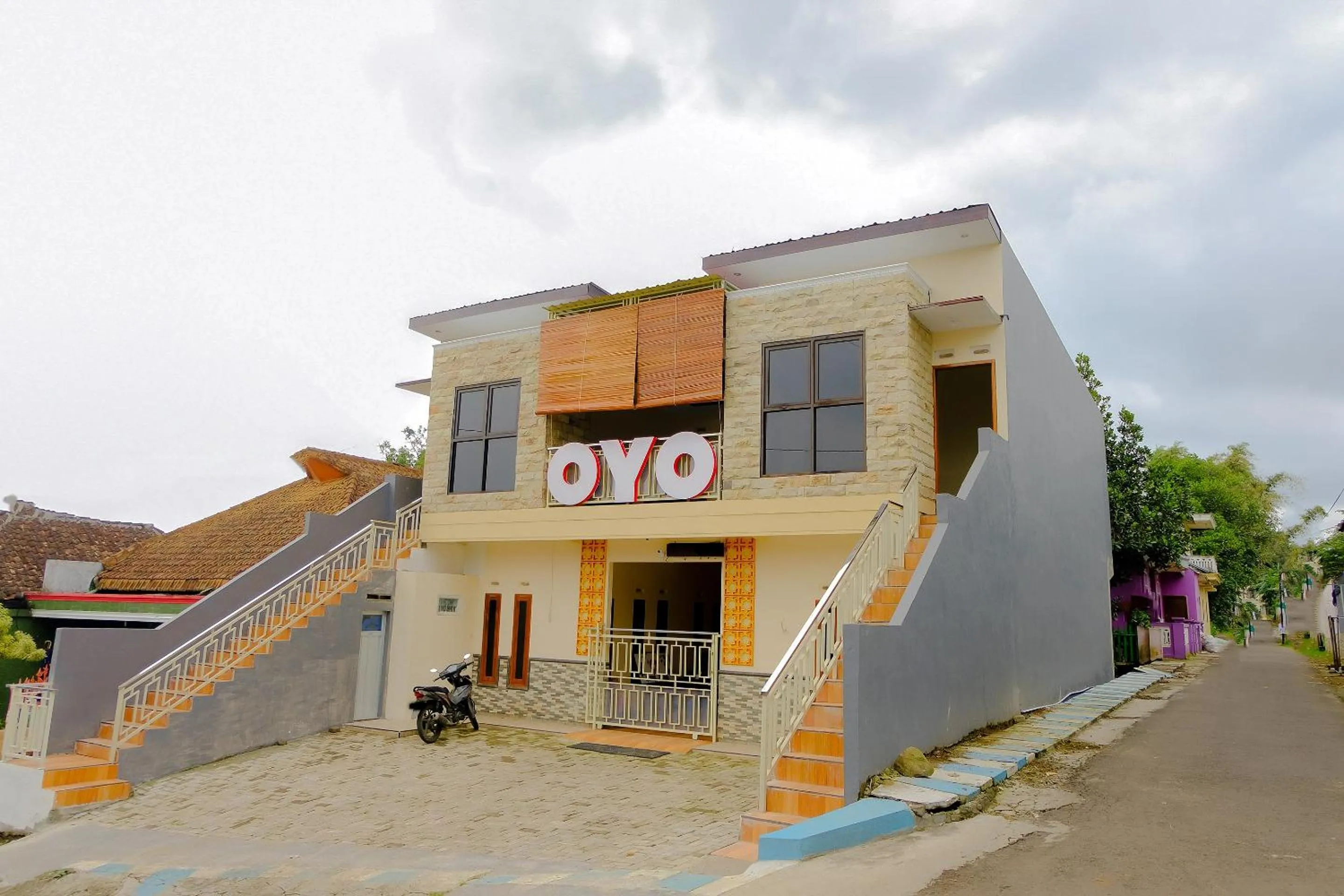 Facade/entrance in OYO 605 Queen Homestay