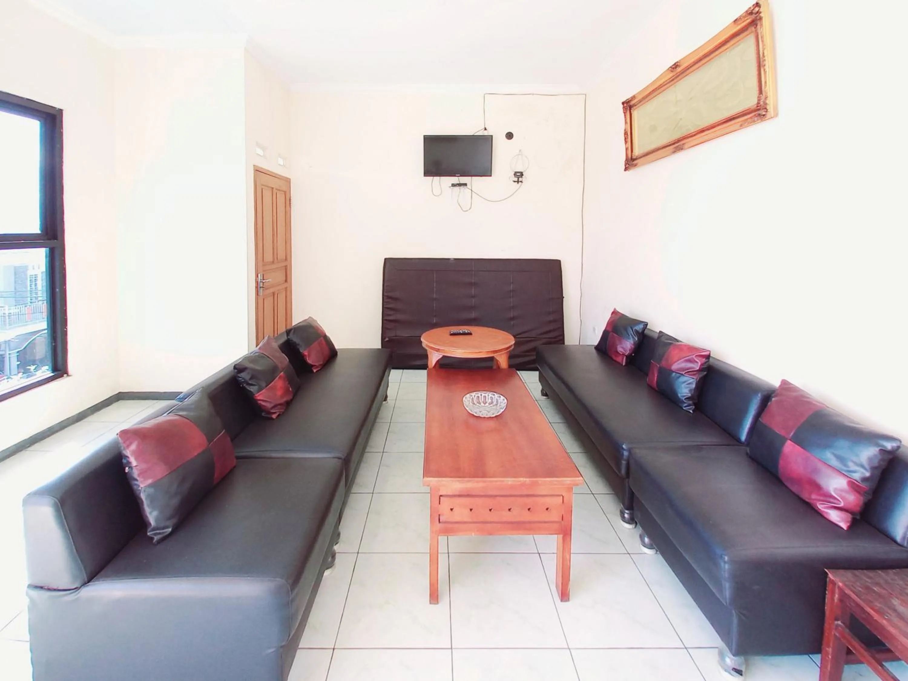 Seating area in RedDoorz near BNS 3 Kota Wisata Batu