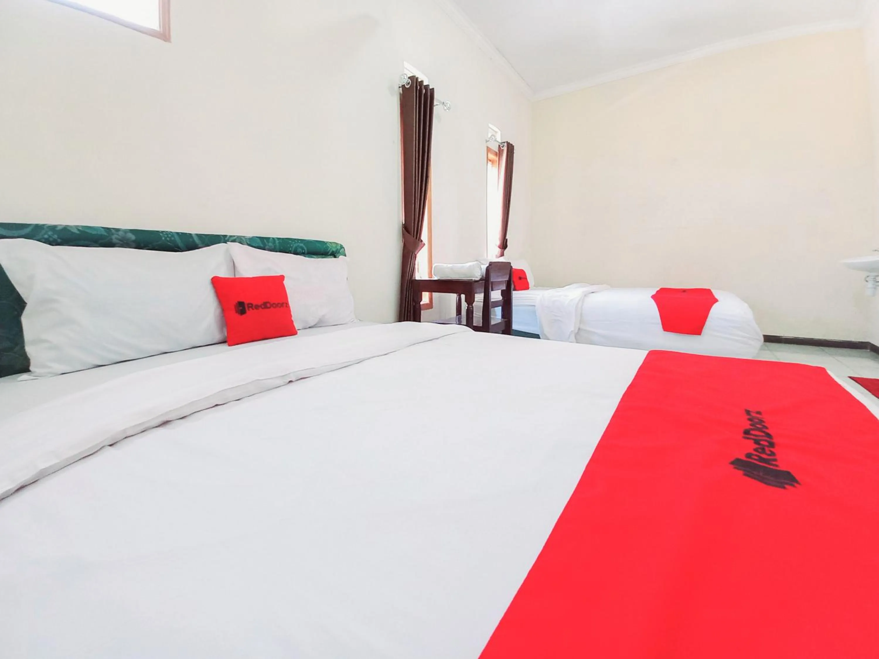Bedroom, Bed in RedDoorz near BNS 3 Kota Wisata Batu
