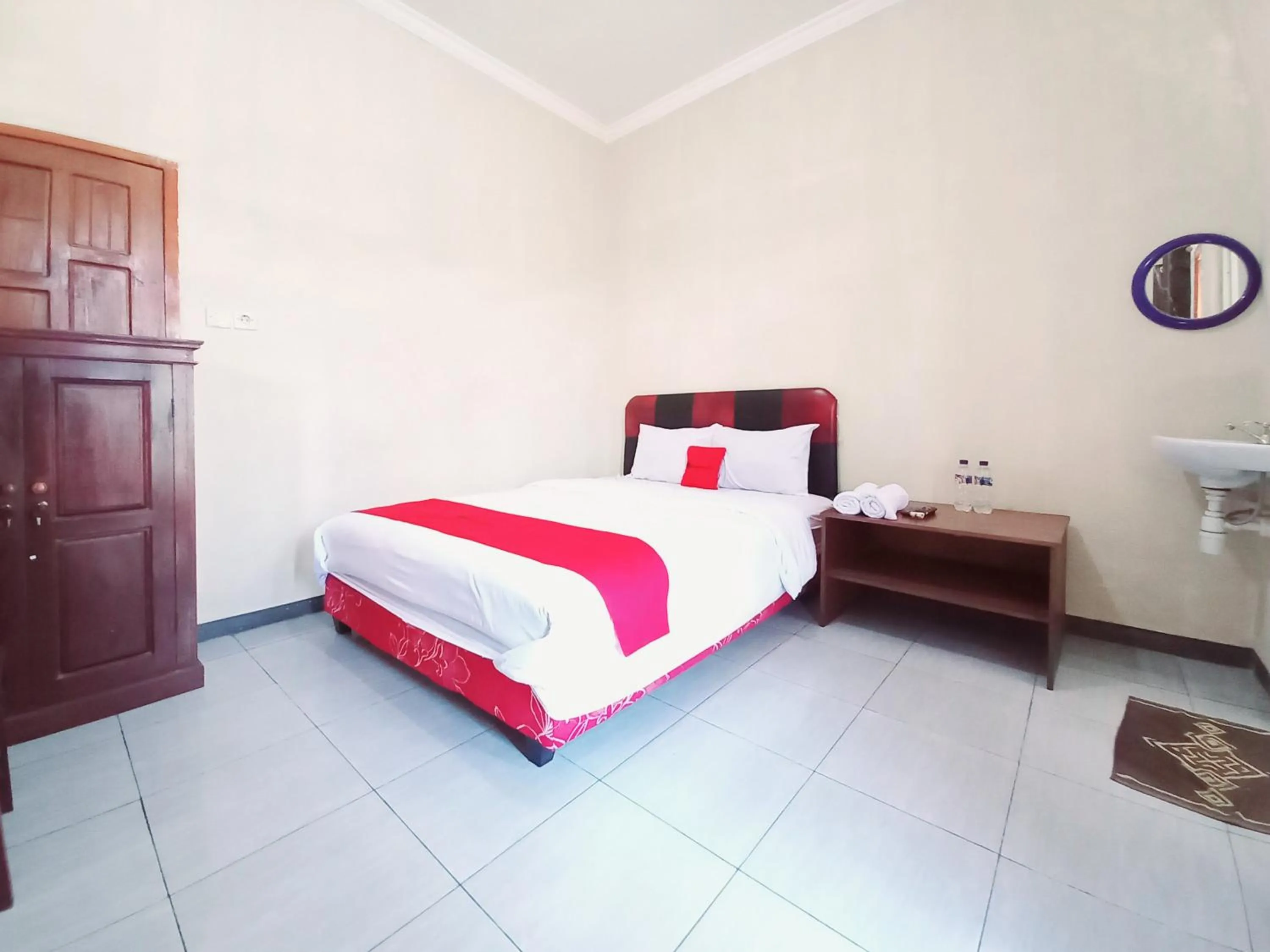 Bedroom, Bed in RedDoorz near BNS 3 Kota Wisata Batu