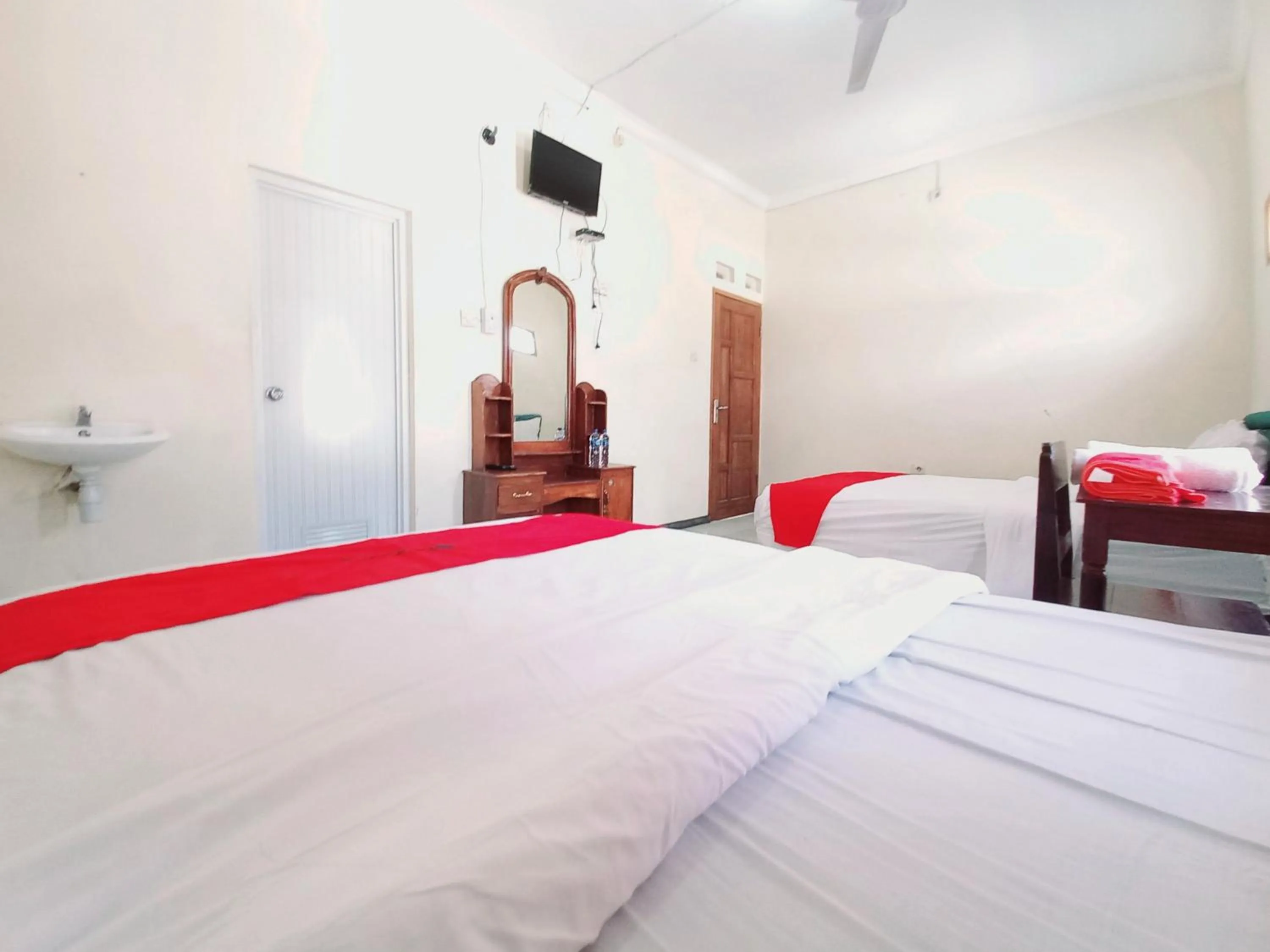 Bedroom, Bed in RedDoorz near BNS 3 Kota Wisata Batu