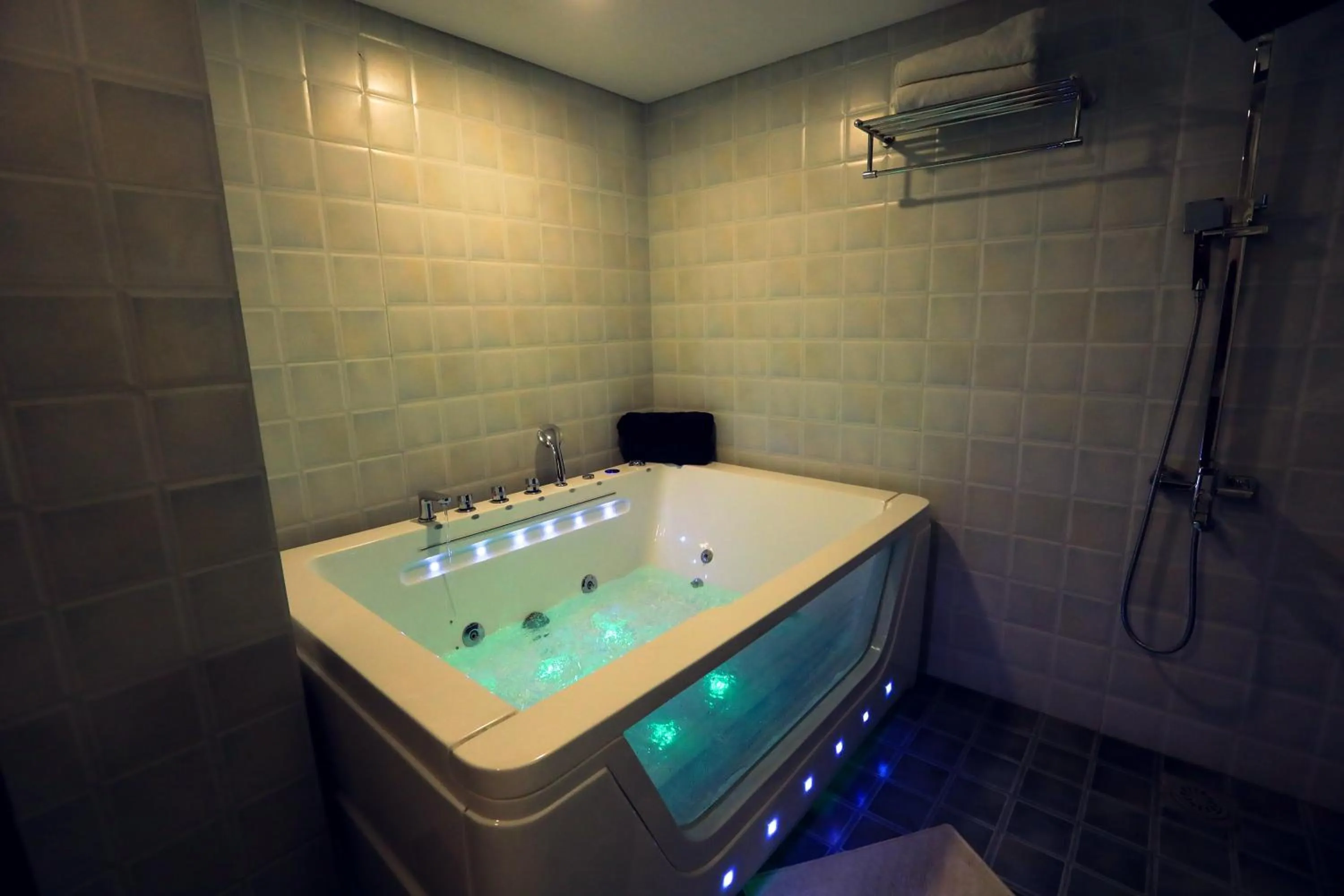 Bath in Humming Bird Hotel & Banquet