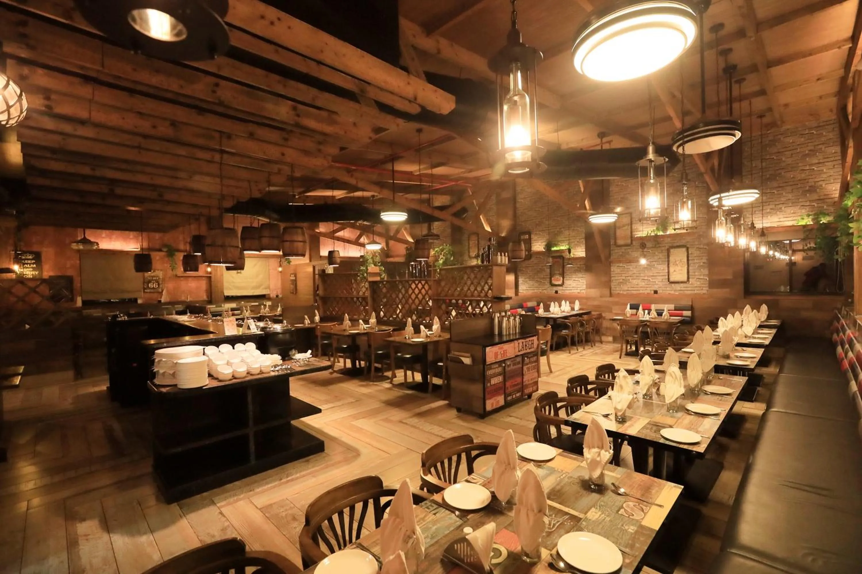 Restaurant/places to eat in Humming Bird Hotel & Banquet