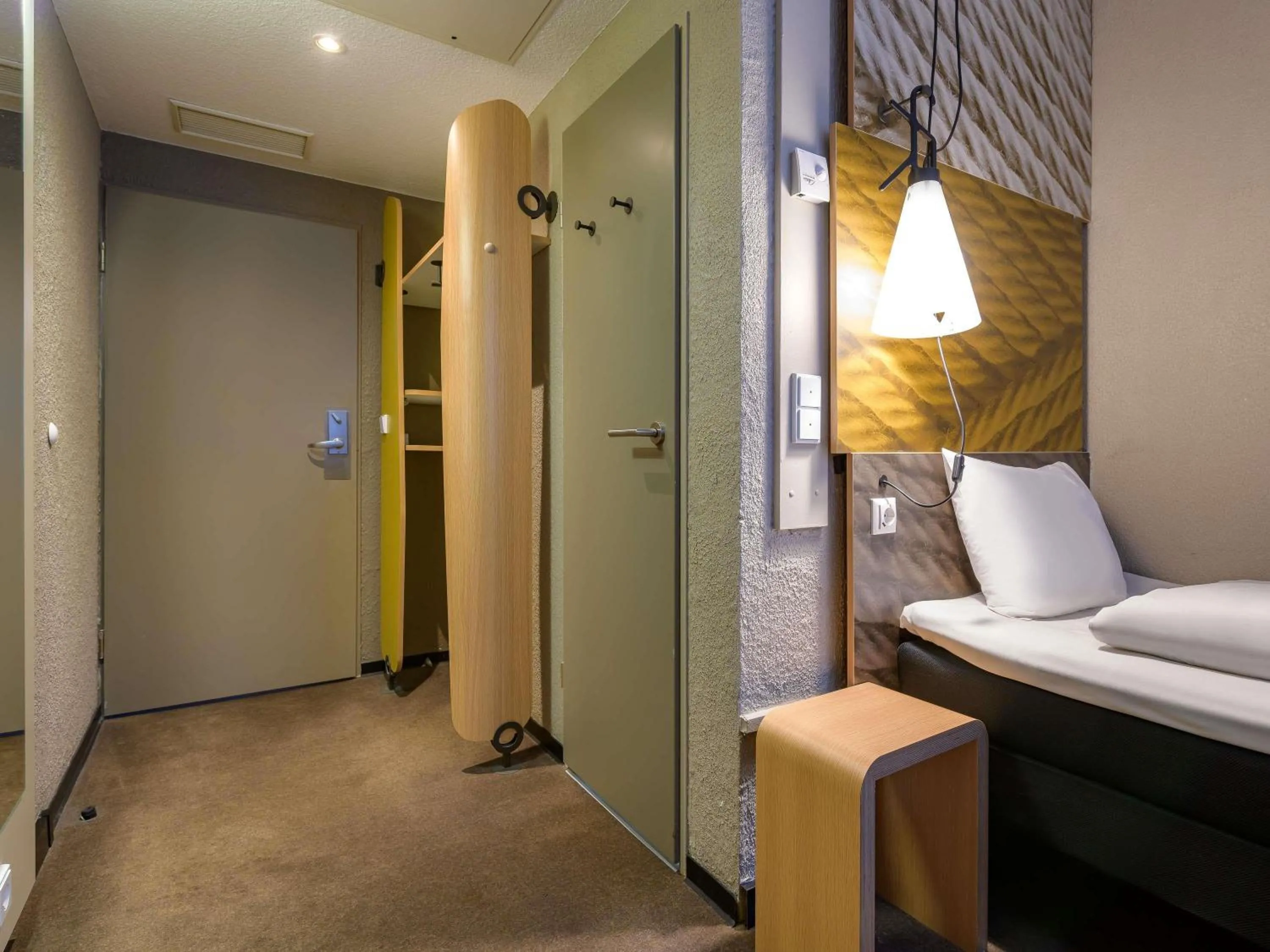 Bedroom, Bed in Ibis Hotel Köln Am Dom