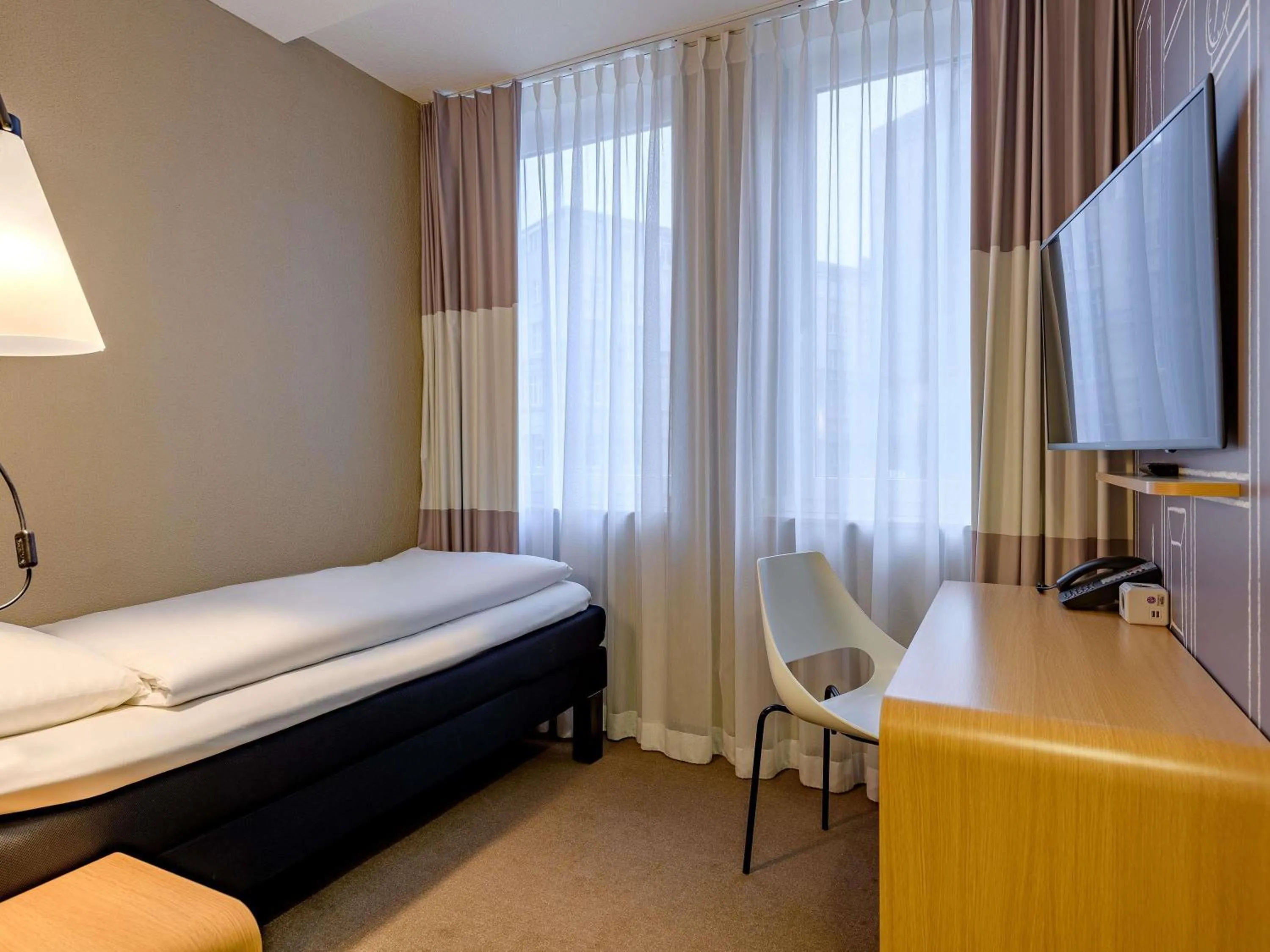 Bedroom, Bed in Ibis Hotel Köln Am Dom