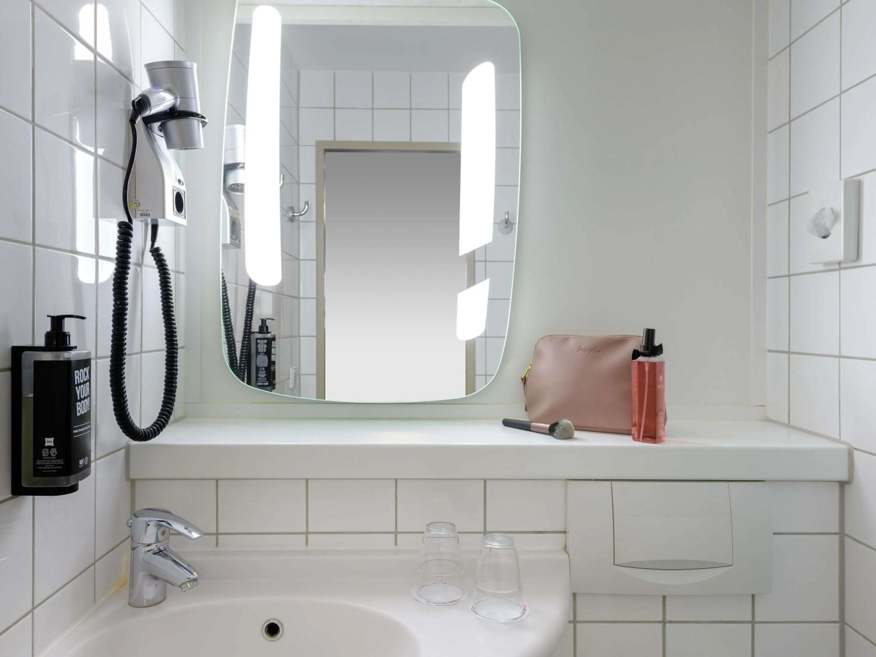 Bedroom in Ibis Hotel Köln Am Dom