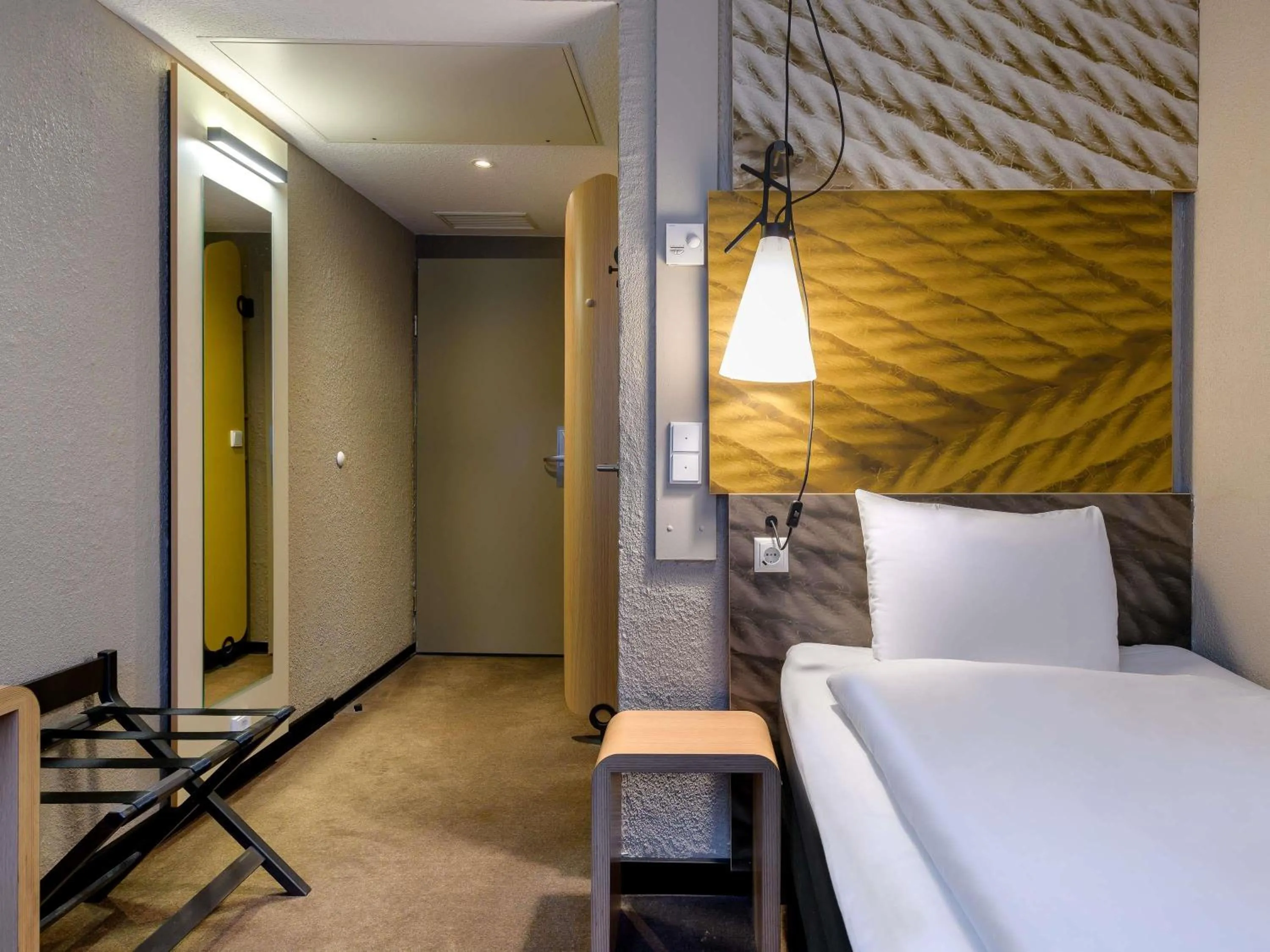 Bedroom, Bed in Ibis Hotel Köln Am Dom