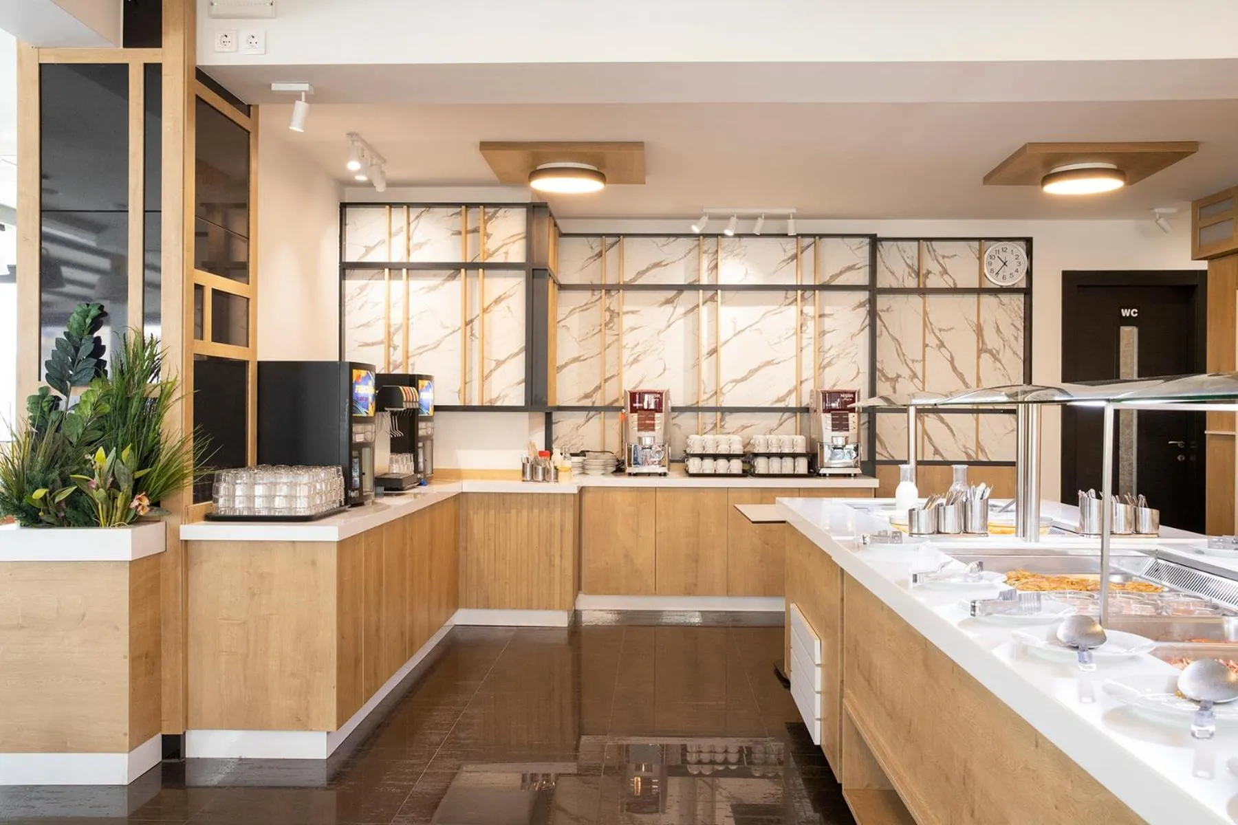 Restaurant/places to eat in Dafni Plus Hotel