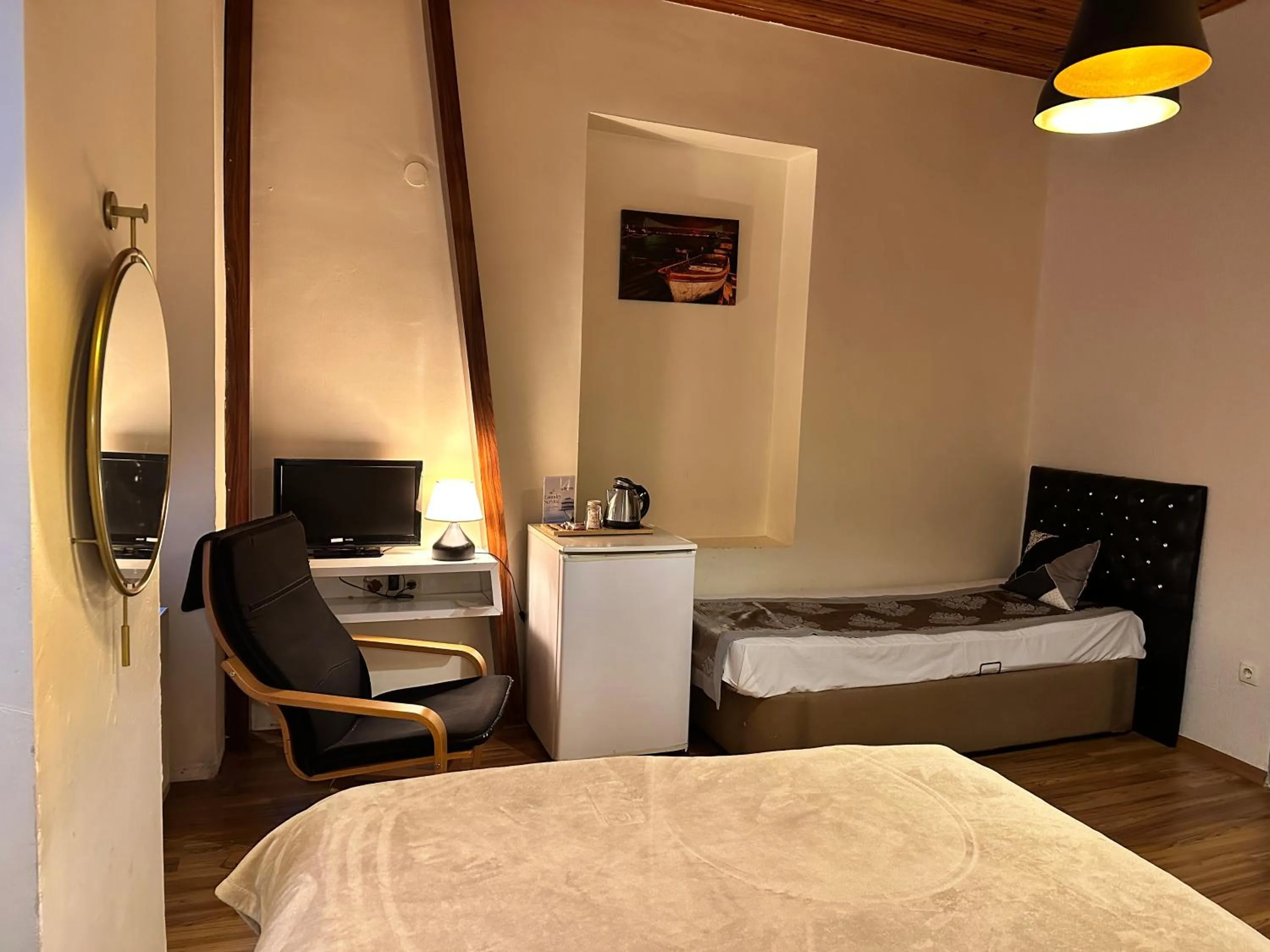 Photo of the whole room, Bed in New Pera