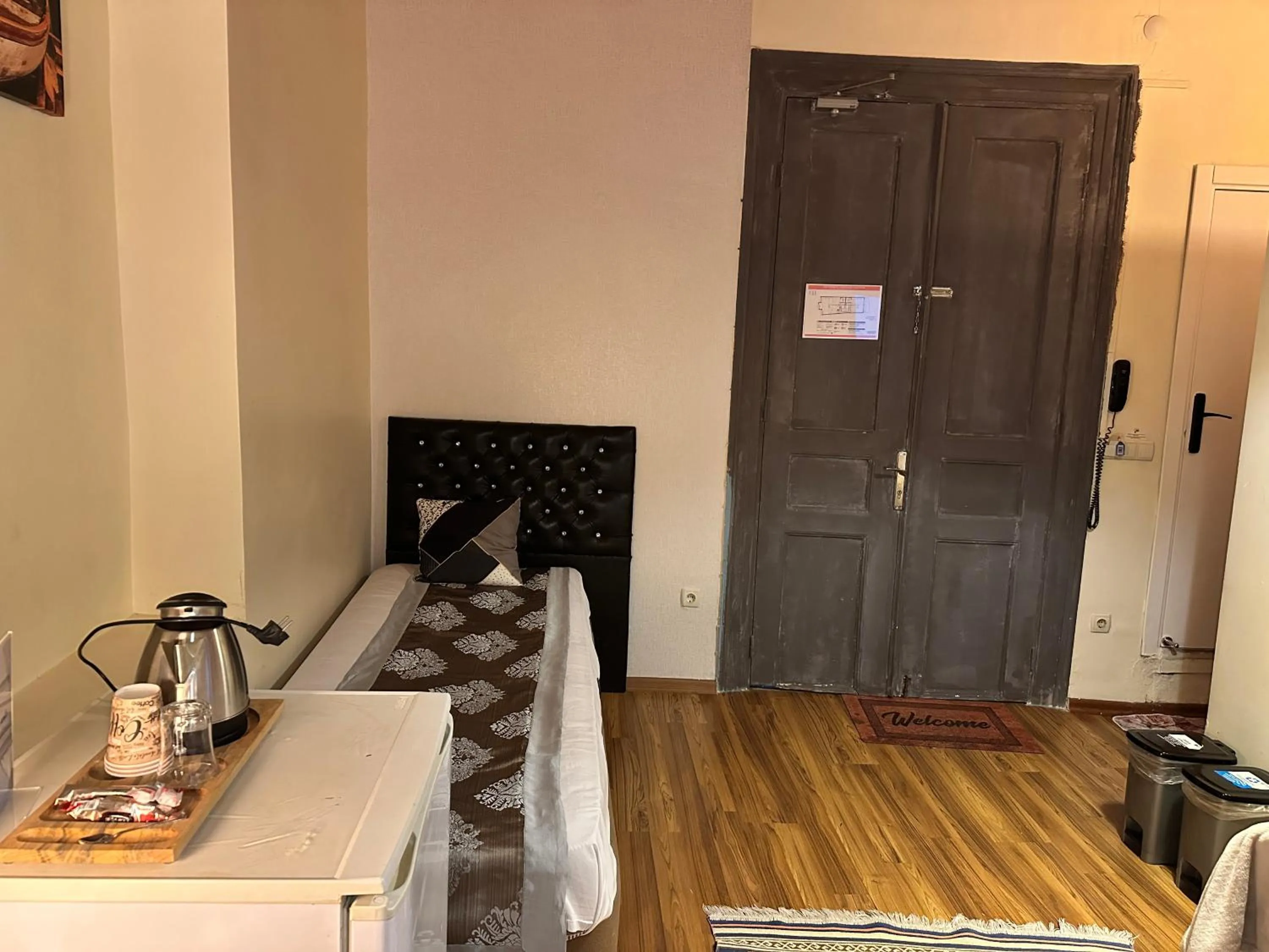 Photo of the whole room in New Pera