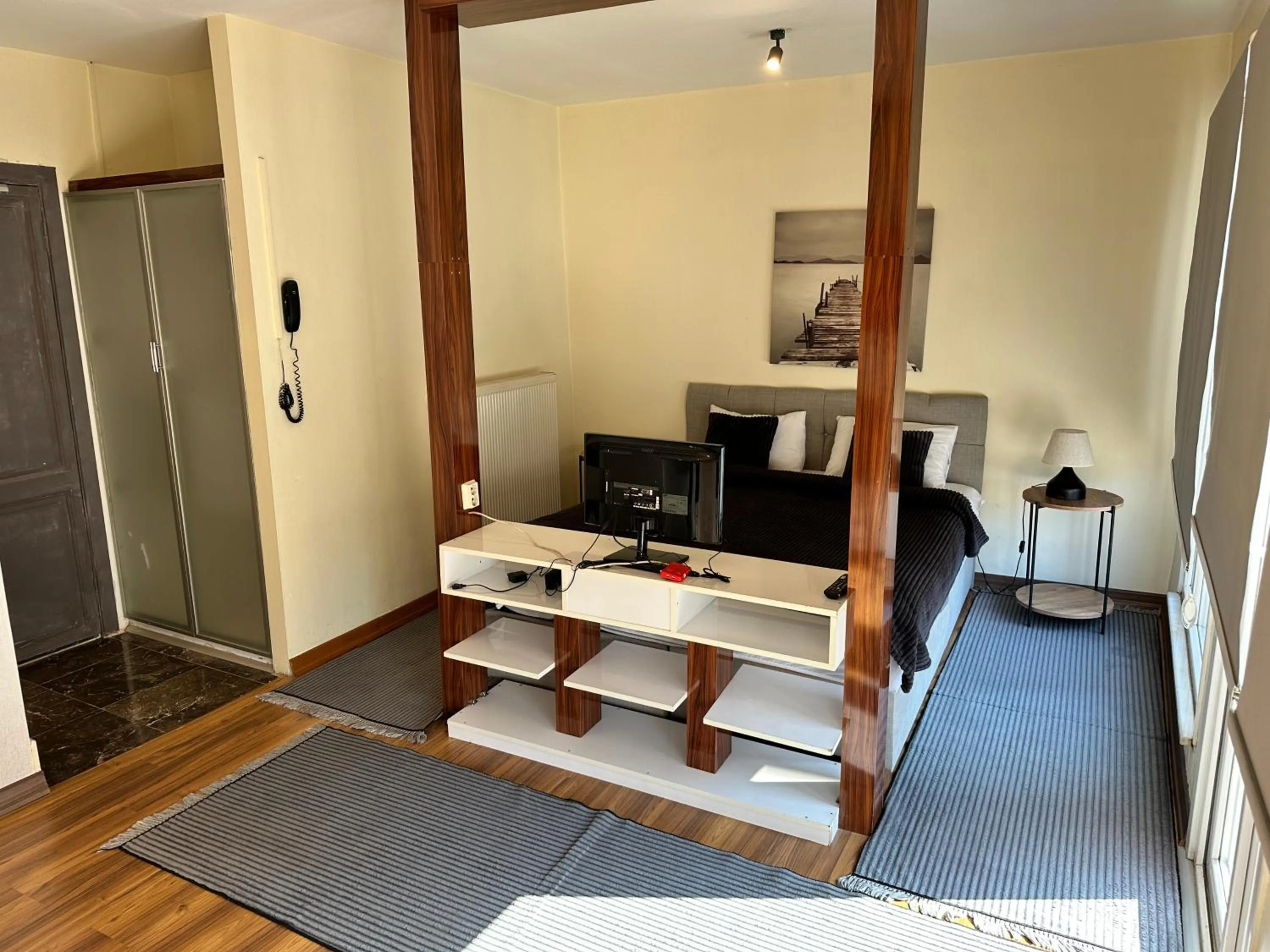 Photo of the whole room in New Pera