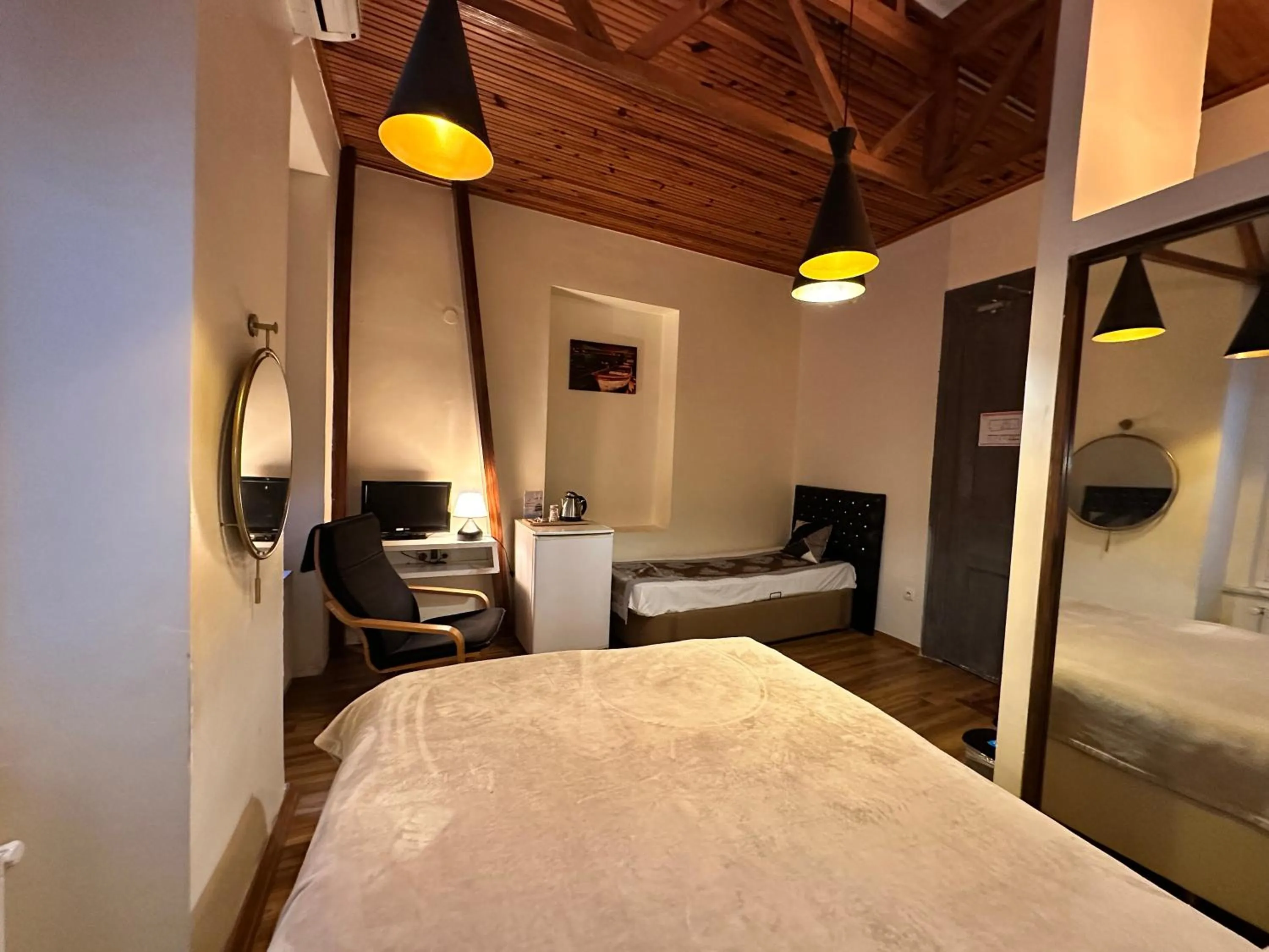 Photo of the whole room, Bed in New Pera