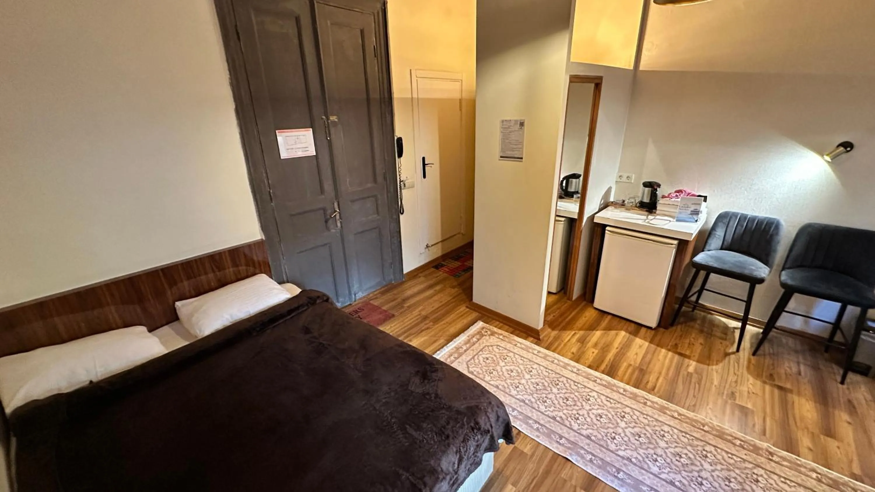 Seating area, Bed in New Pera