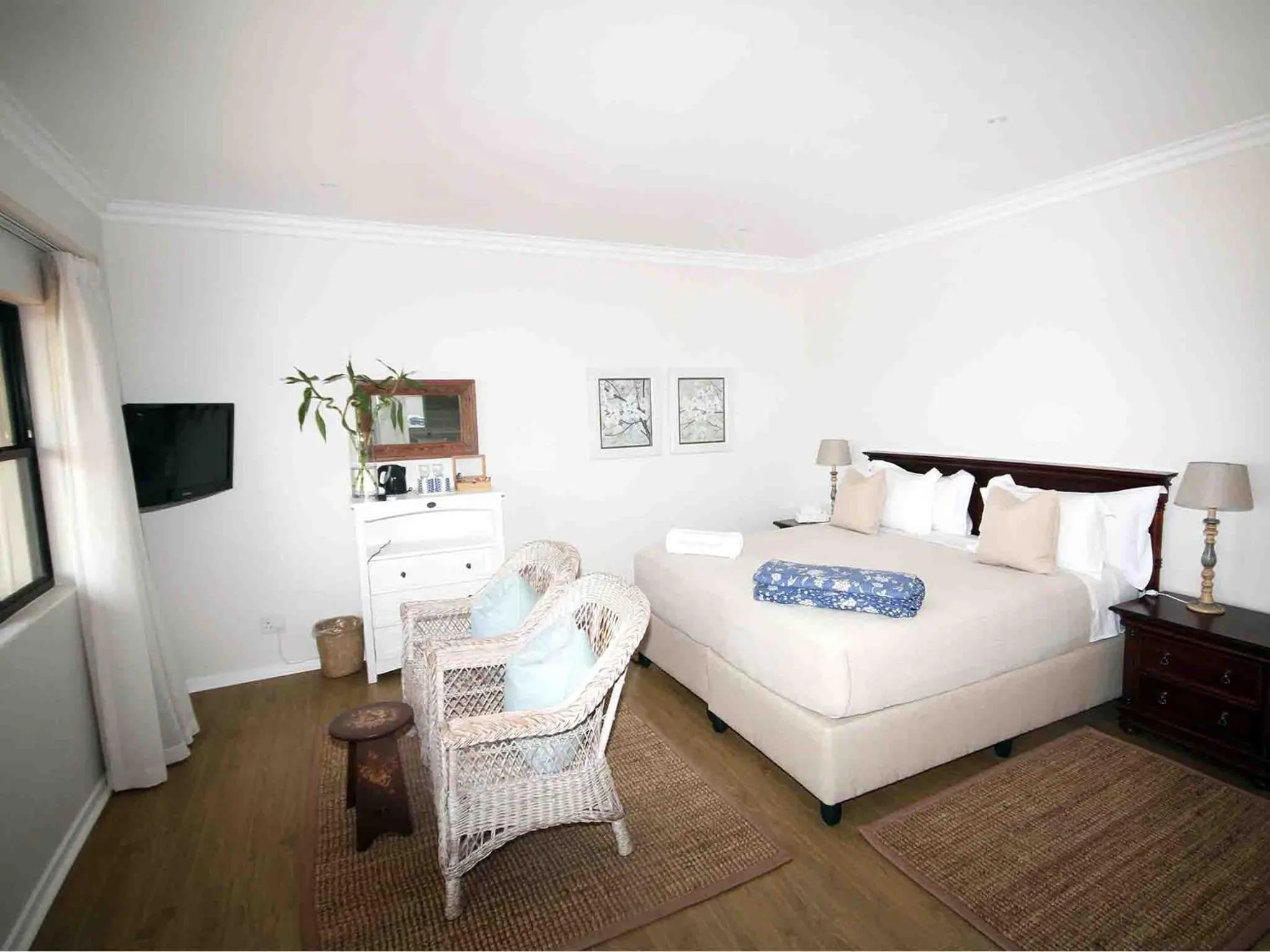 Photo of the whole room, Bed in Fairlight Beach House