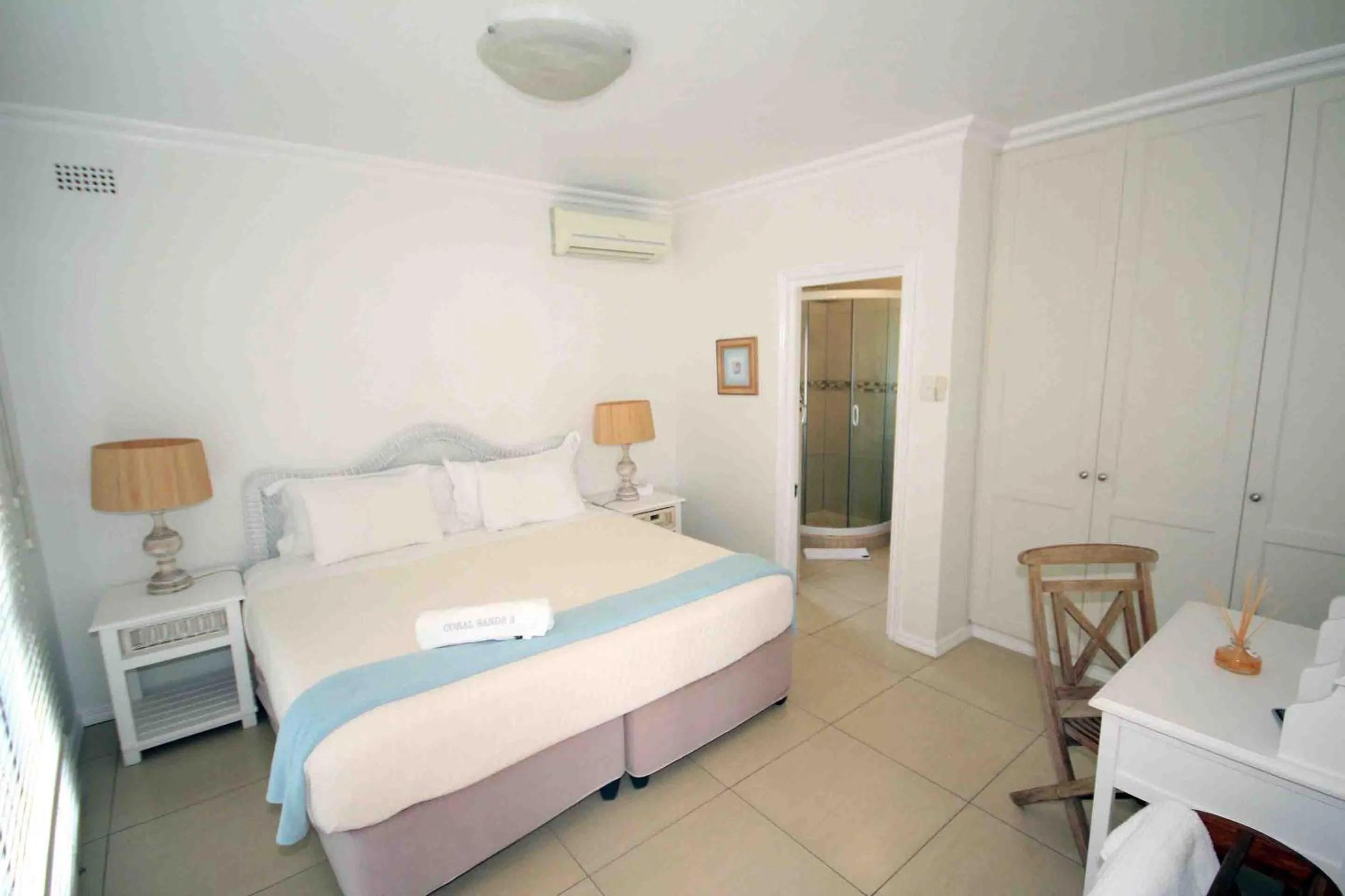 Photo of the whole room, Bed in Fairlight Beach House