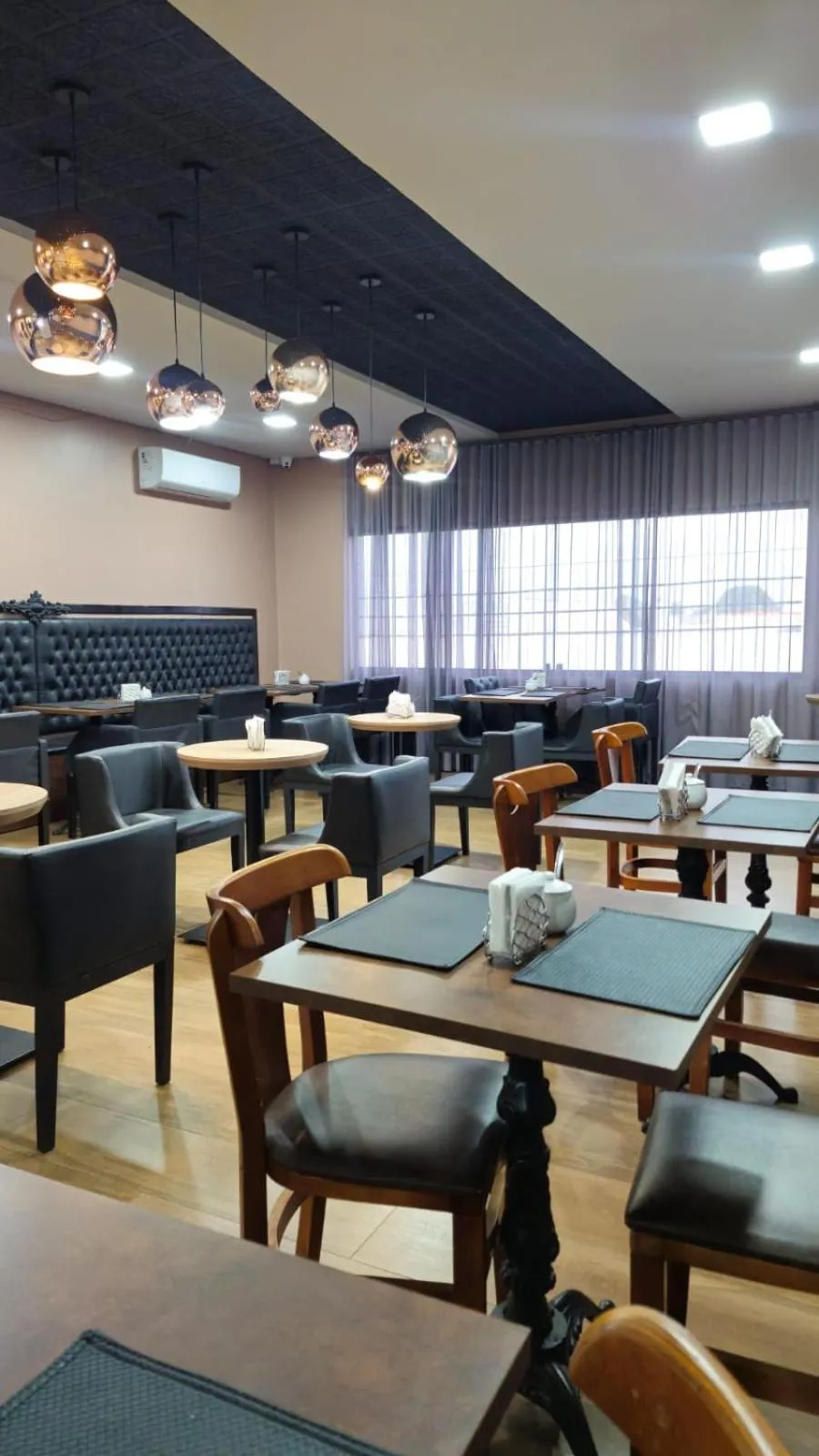 Restaurant/places to eat in Hotel Mirage