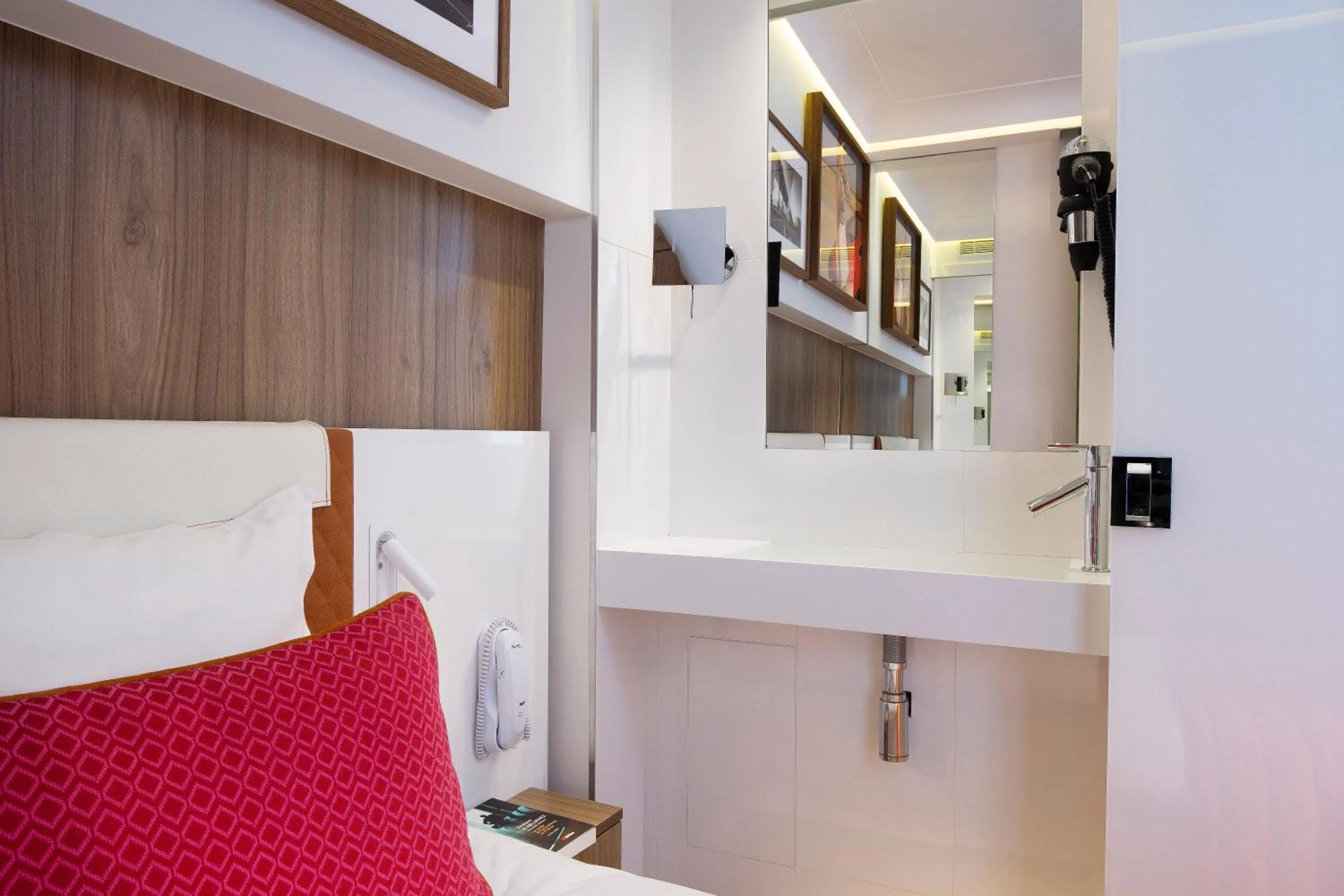 Bedroom, Bed in Hôtel Eiffel Turenne