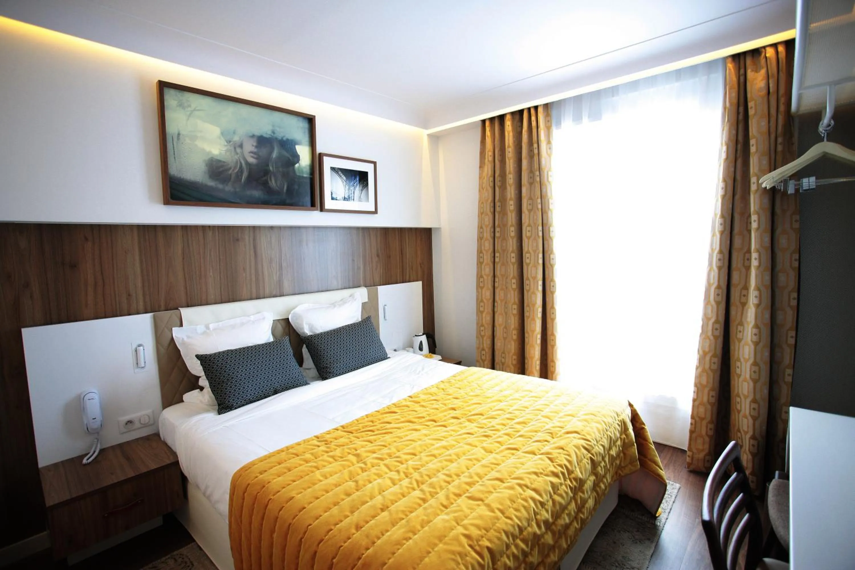 Bedroom, Bed in Hôtel Eiffel Turenne