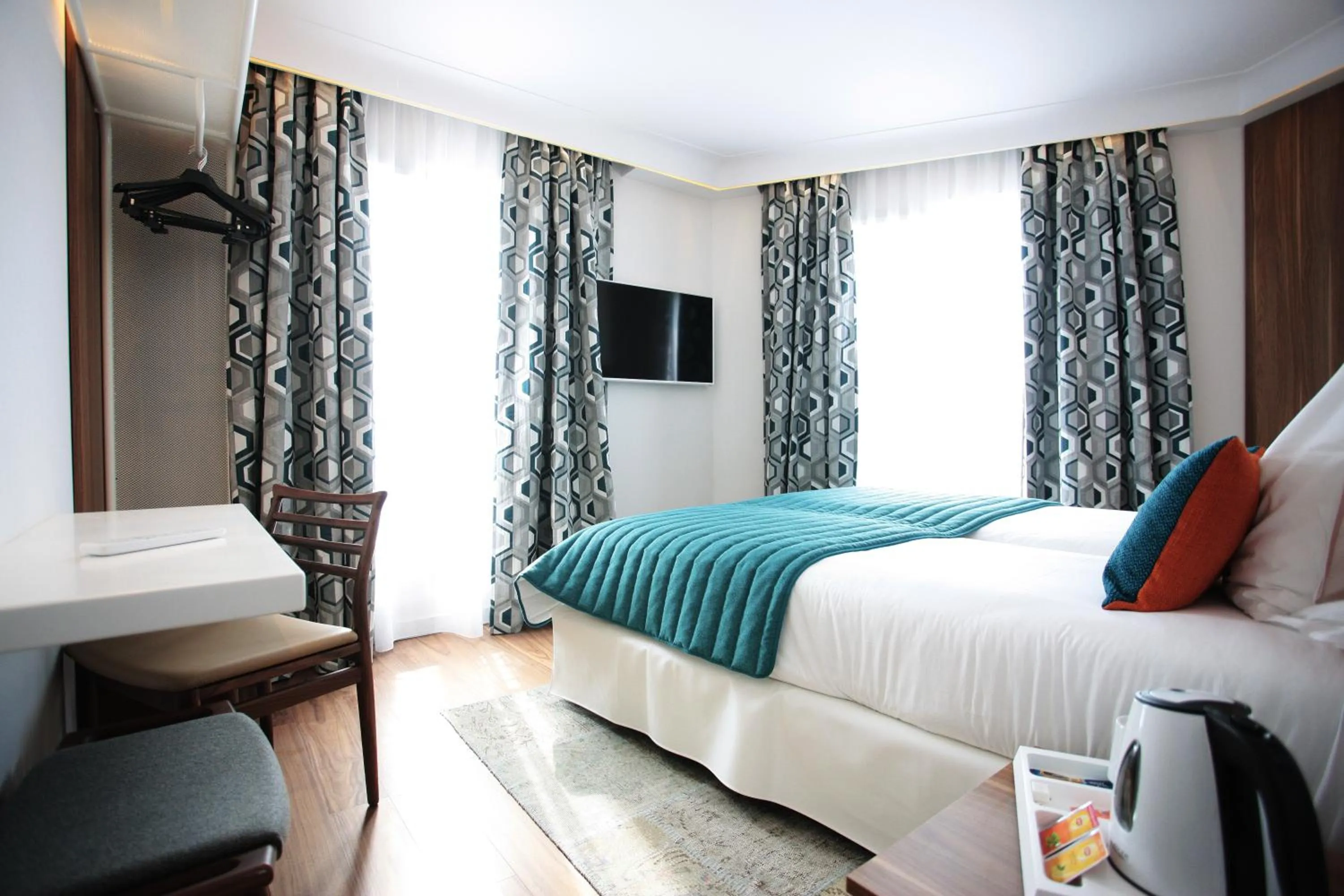 Bedroom, Bed in Hôtel Eiffel Turenne