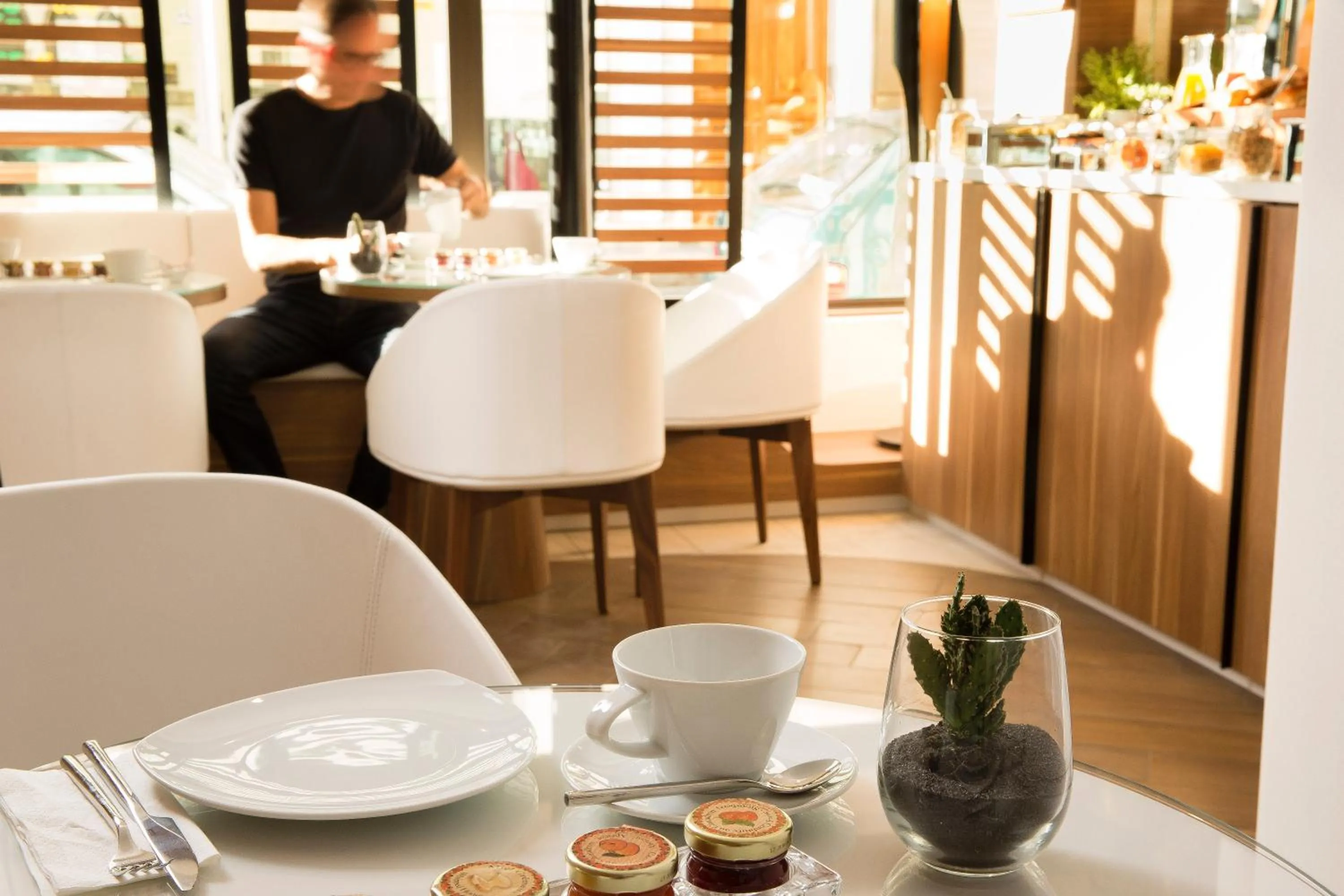 Facade/entrance in Hôtel Eiffel Turenne