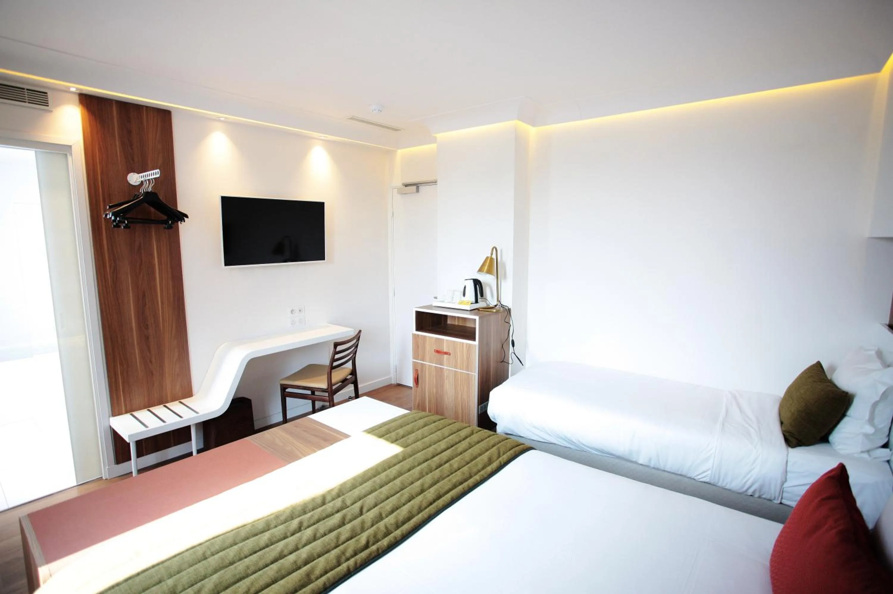 Bedroom, Bed in Hôtel Eiffel Turenne