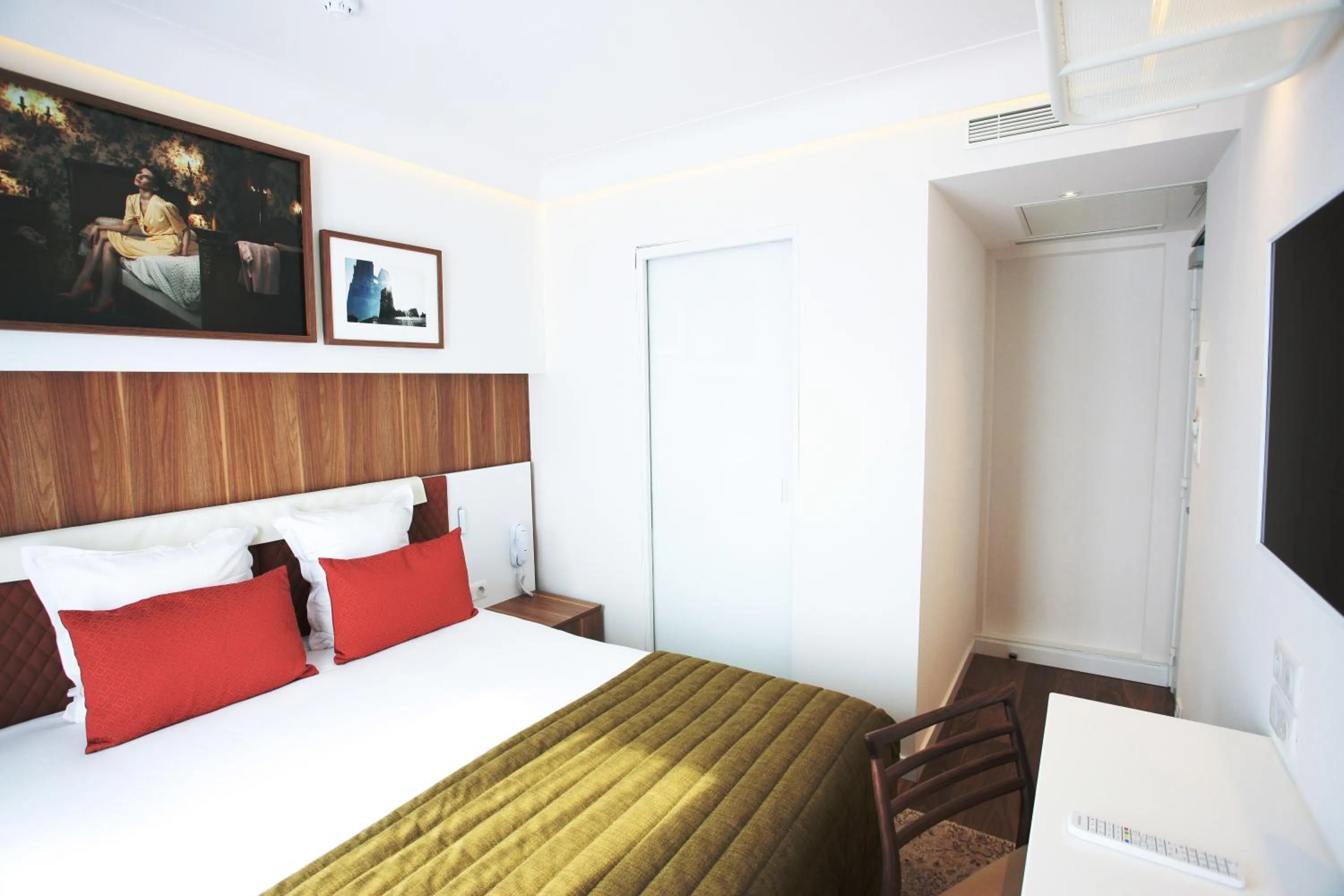 Bedroom, Bed in Hôtel Eiffel Turenne