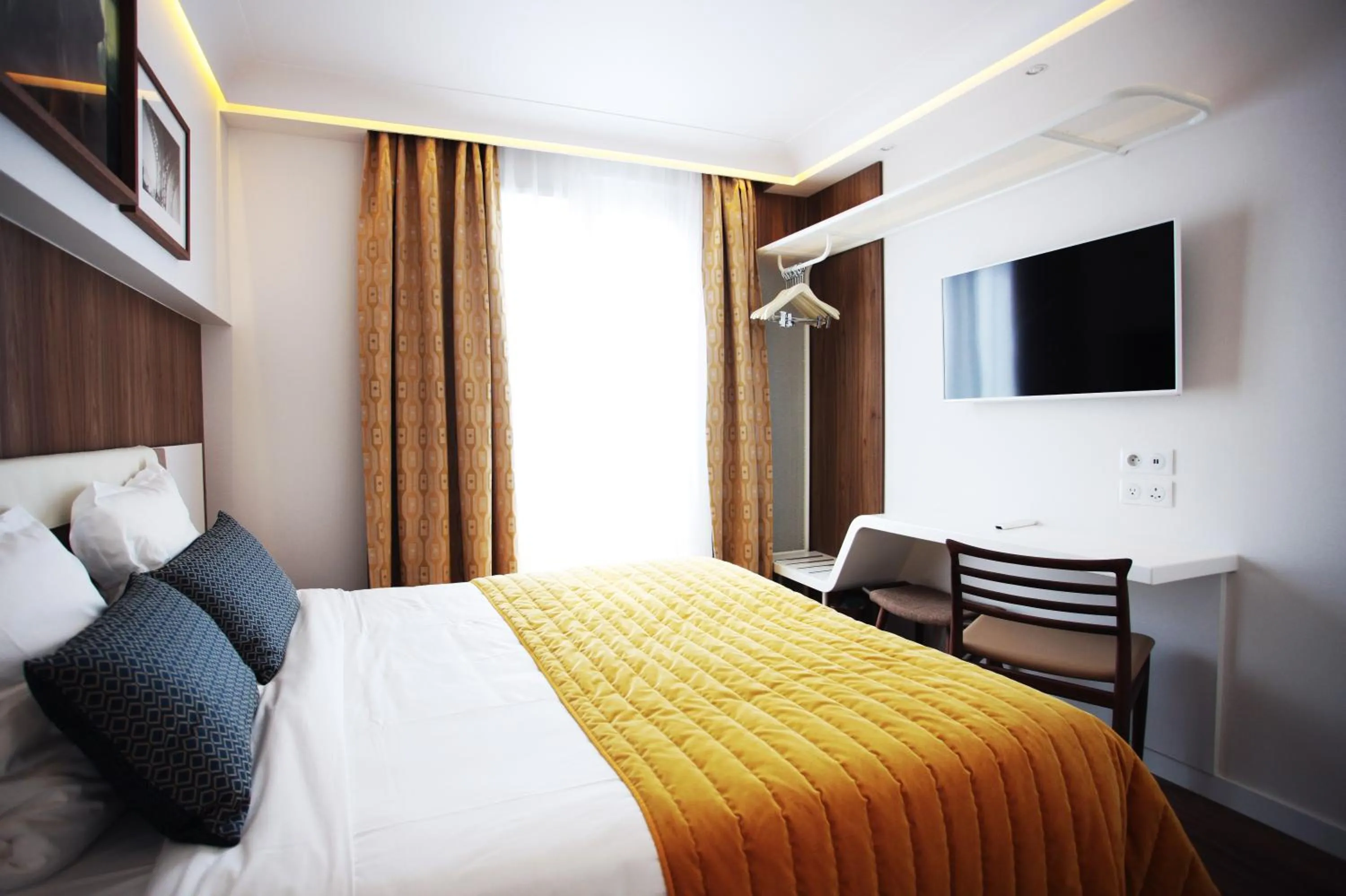 TV and multimedia, Bed in Hôtel Eiffel Turenne