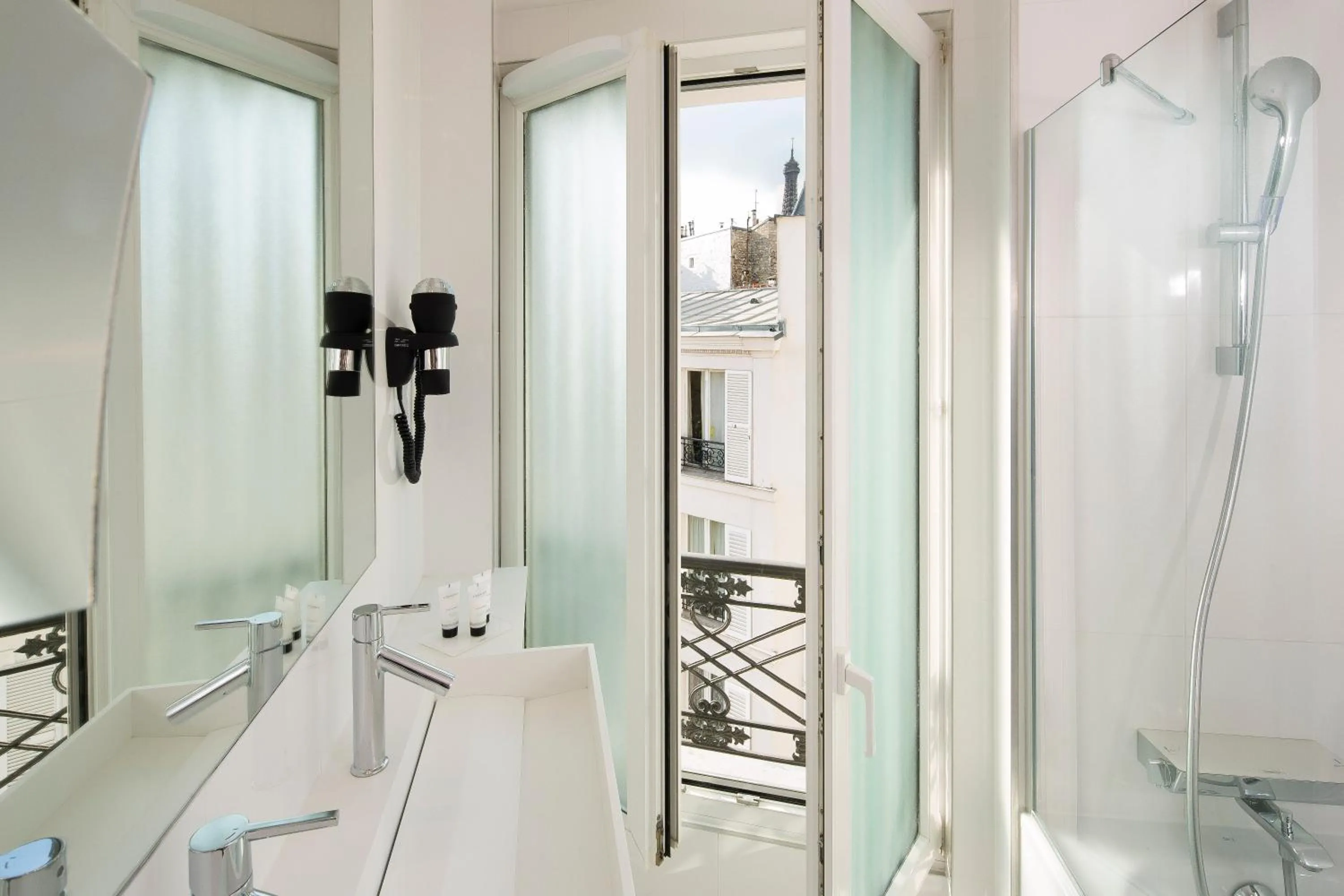 Bathroom in Hôtel Eiffel Turenne