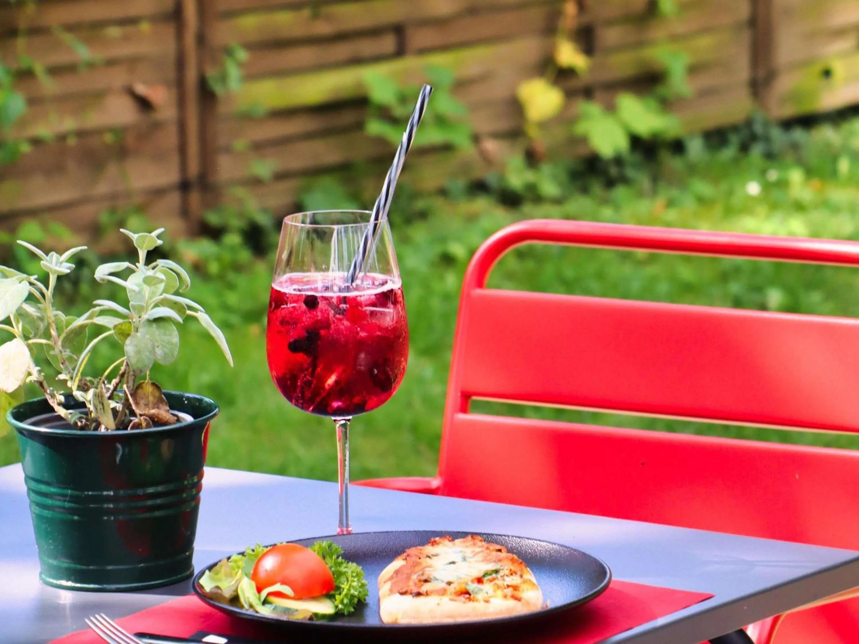 Lounge or bar in ibis Hotel Regensburg City