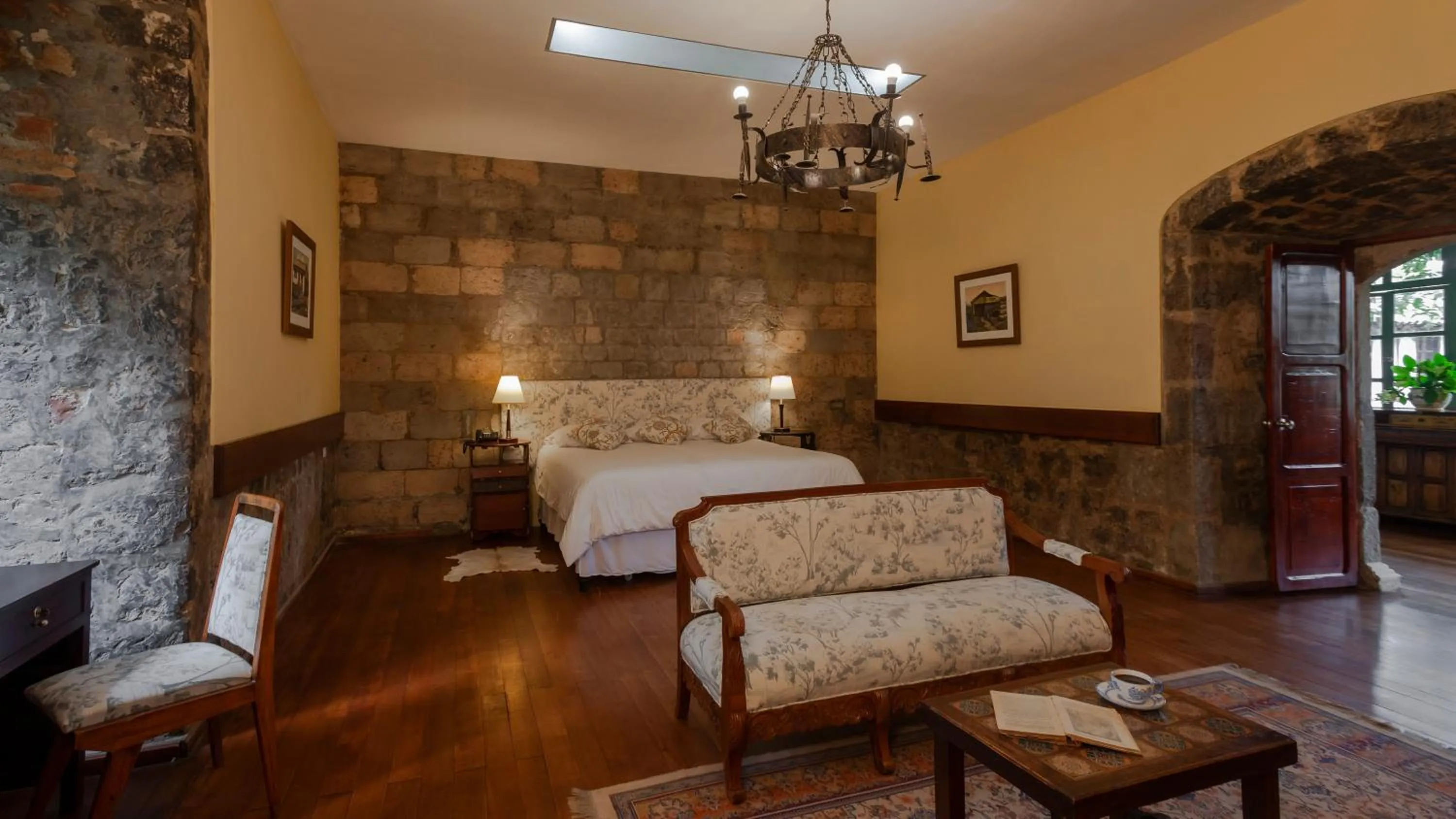 Bed in Hacienda La Cienega