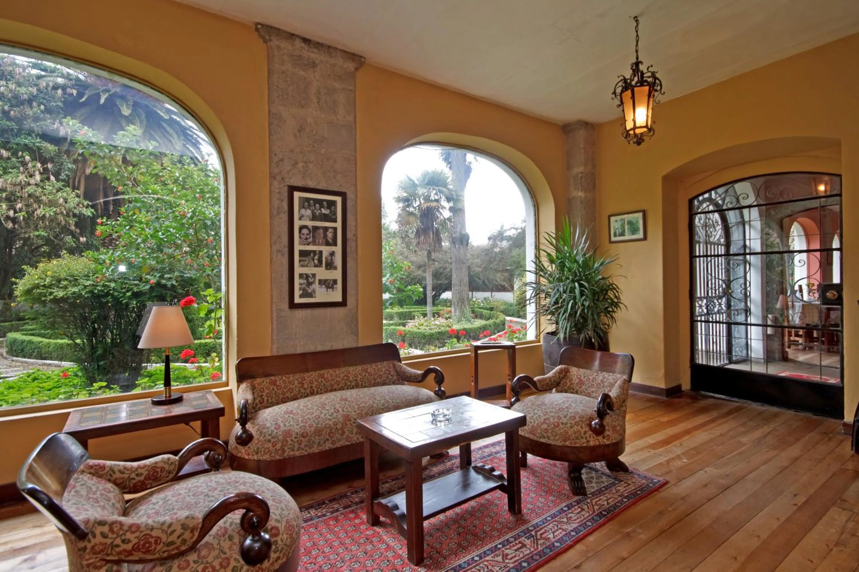 Library in Hacienda La Cienega
