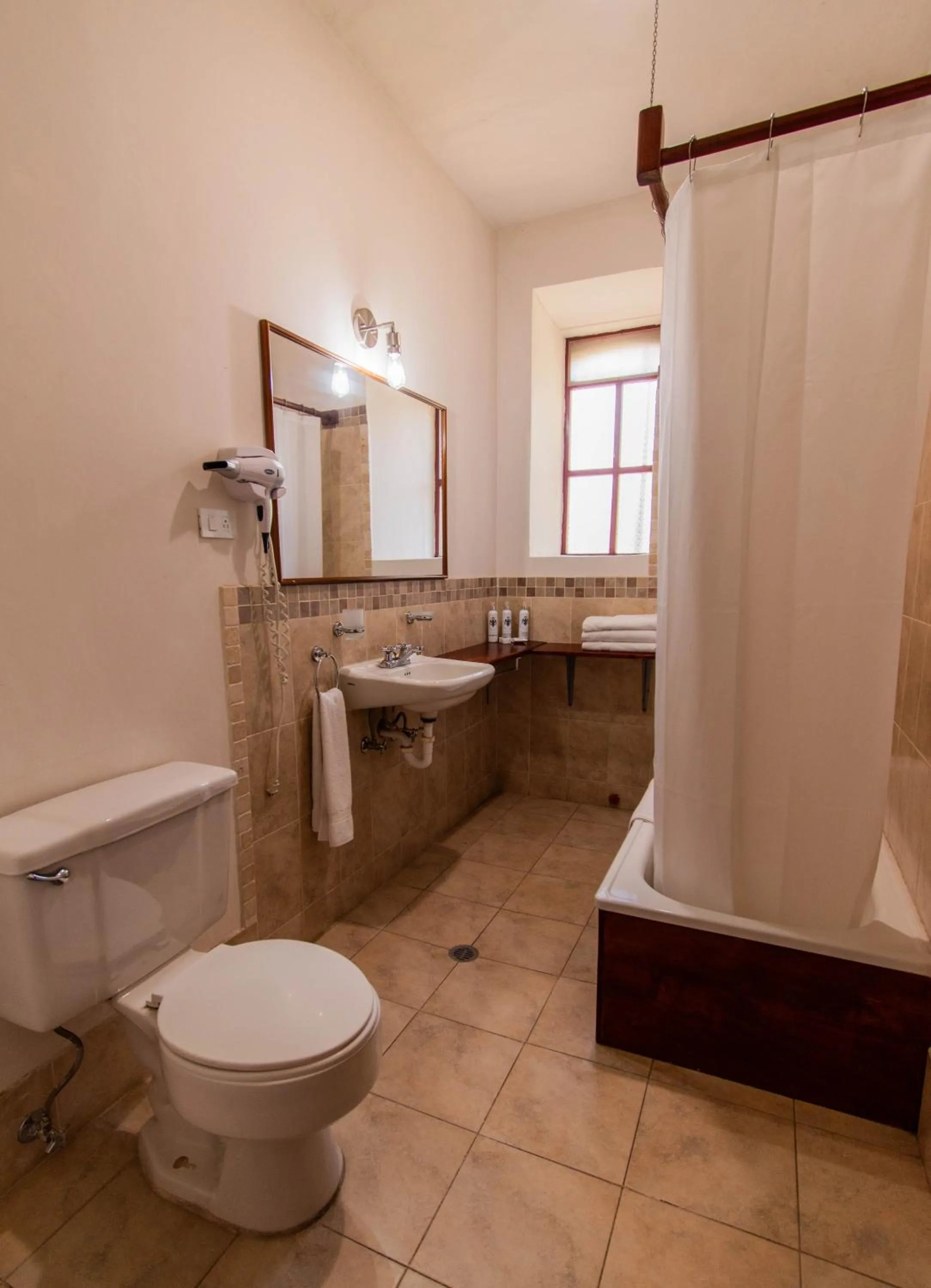 Shower in Hacienda La Cienega