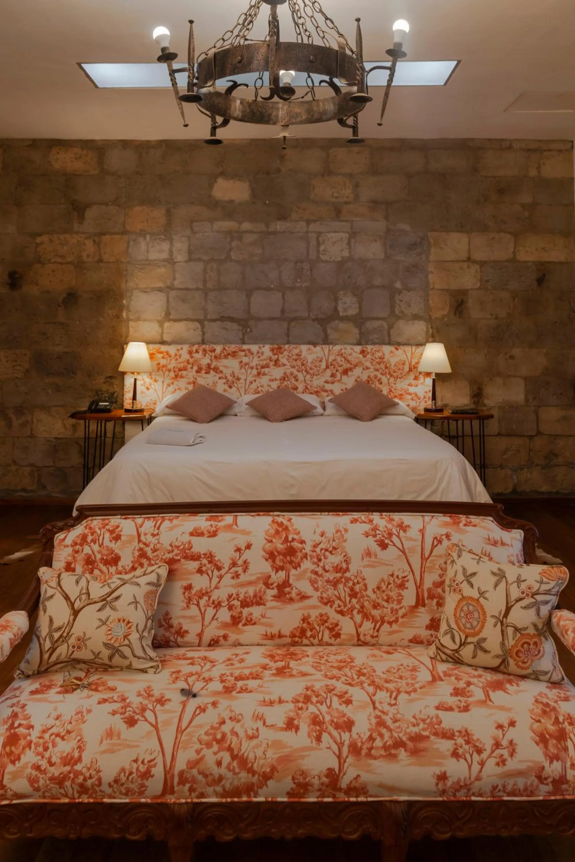 Bed in Hacienda La Cienega