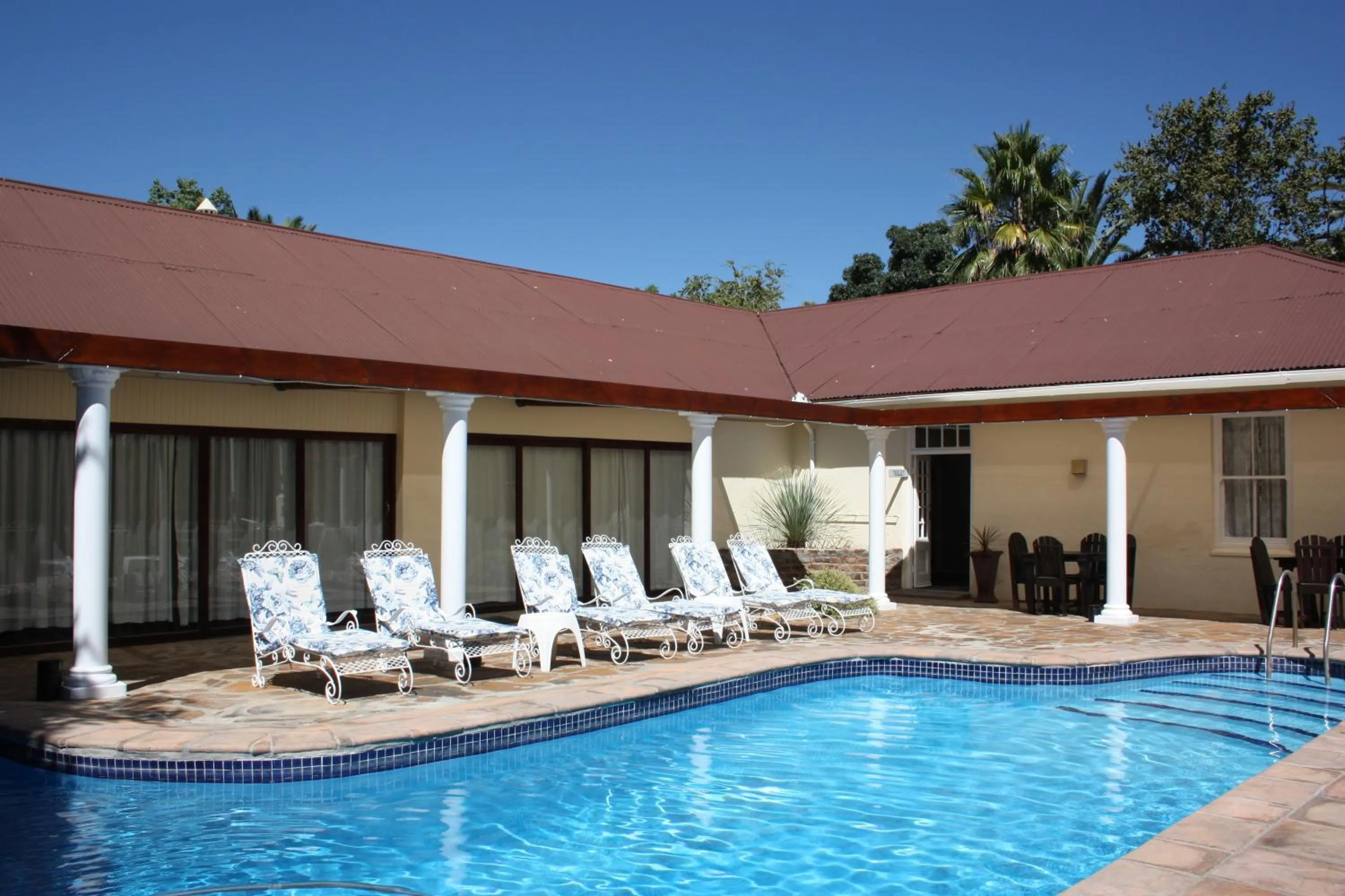 Swimming pool in Karoopark Guest House