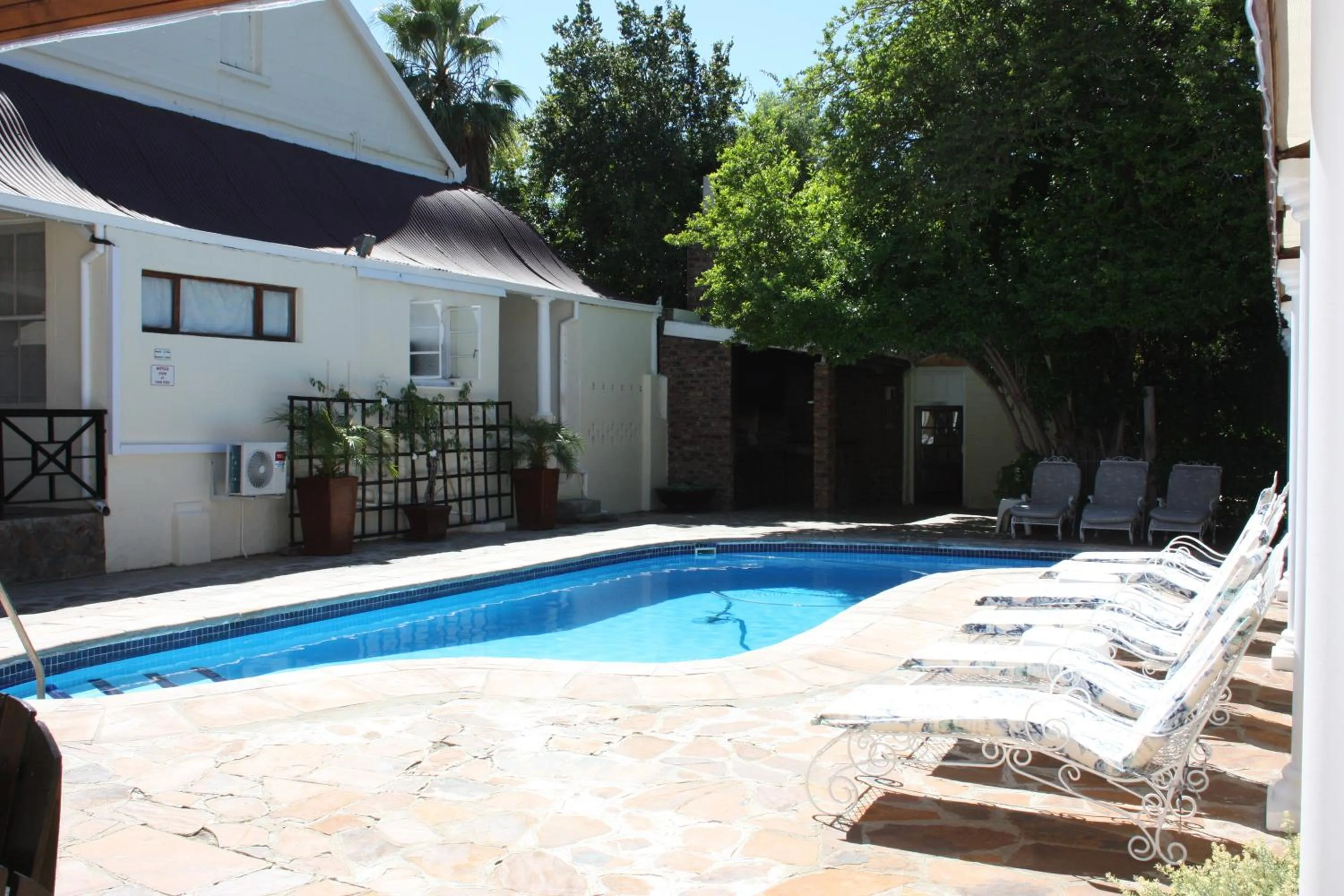 Swimming pool in Karoopark Guest House