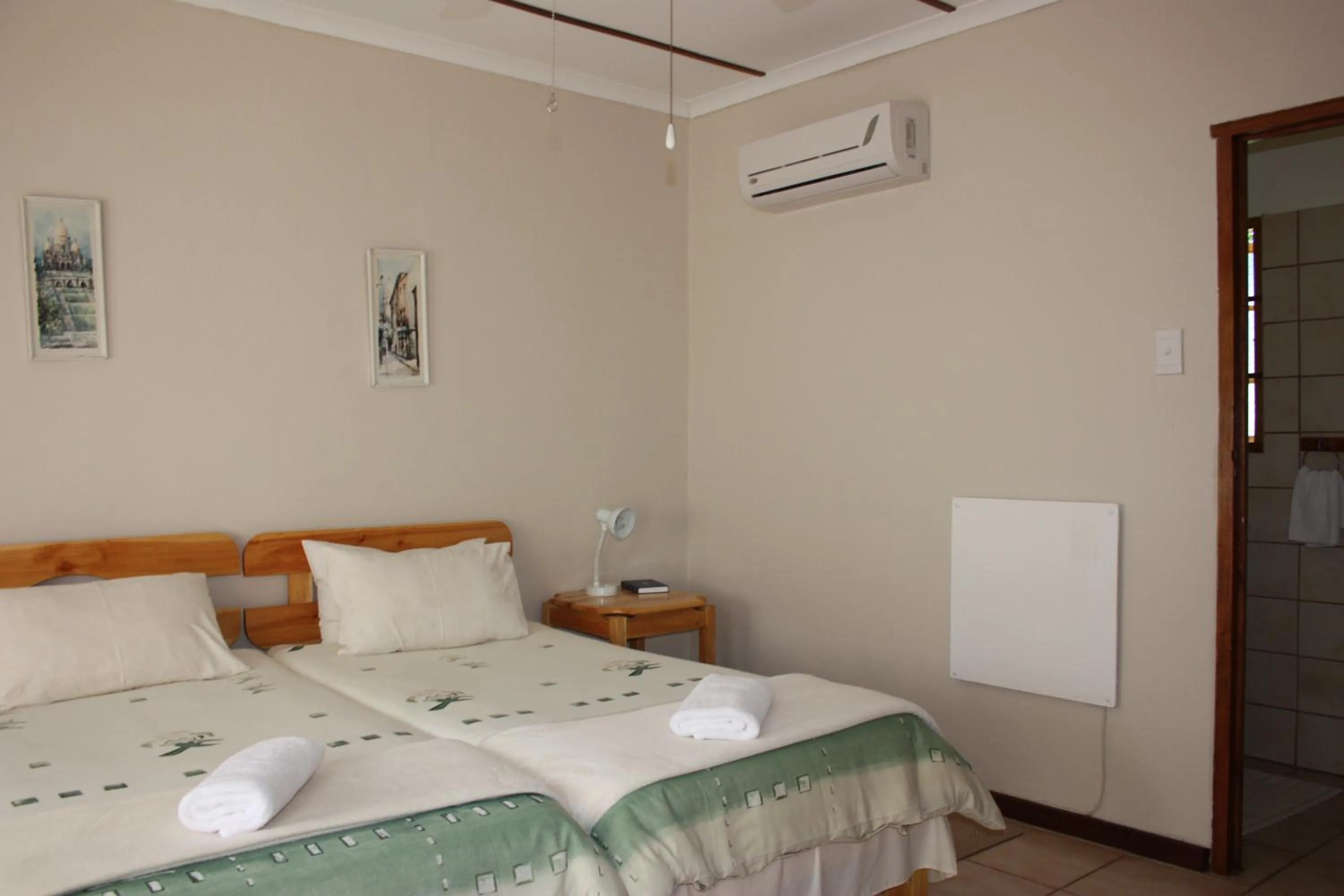 Photo of the whole room, Bed in Karoopark Guest House