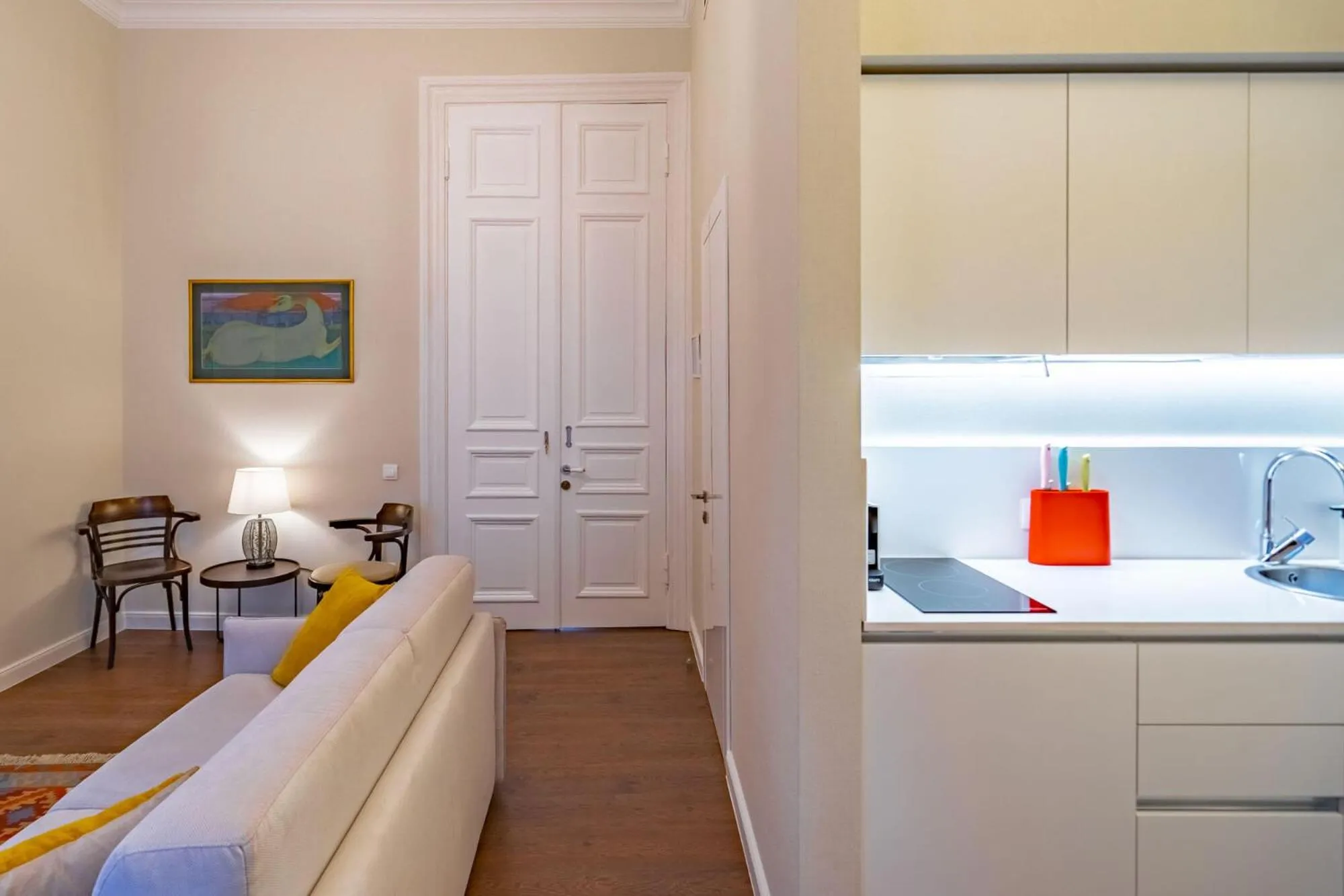 Kitchen or kitchenette, Bed in TIFLIS OPERA Aparthotel