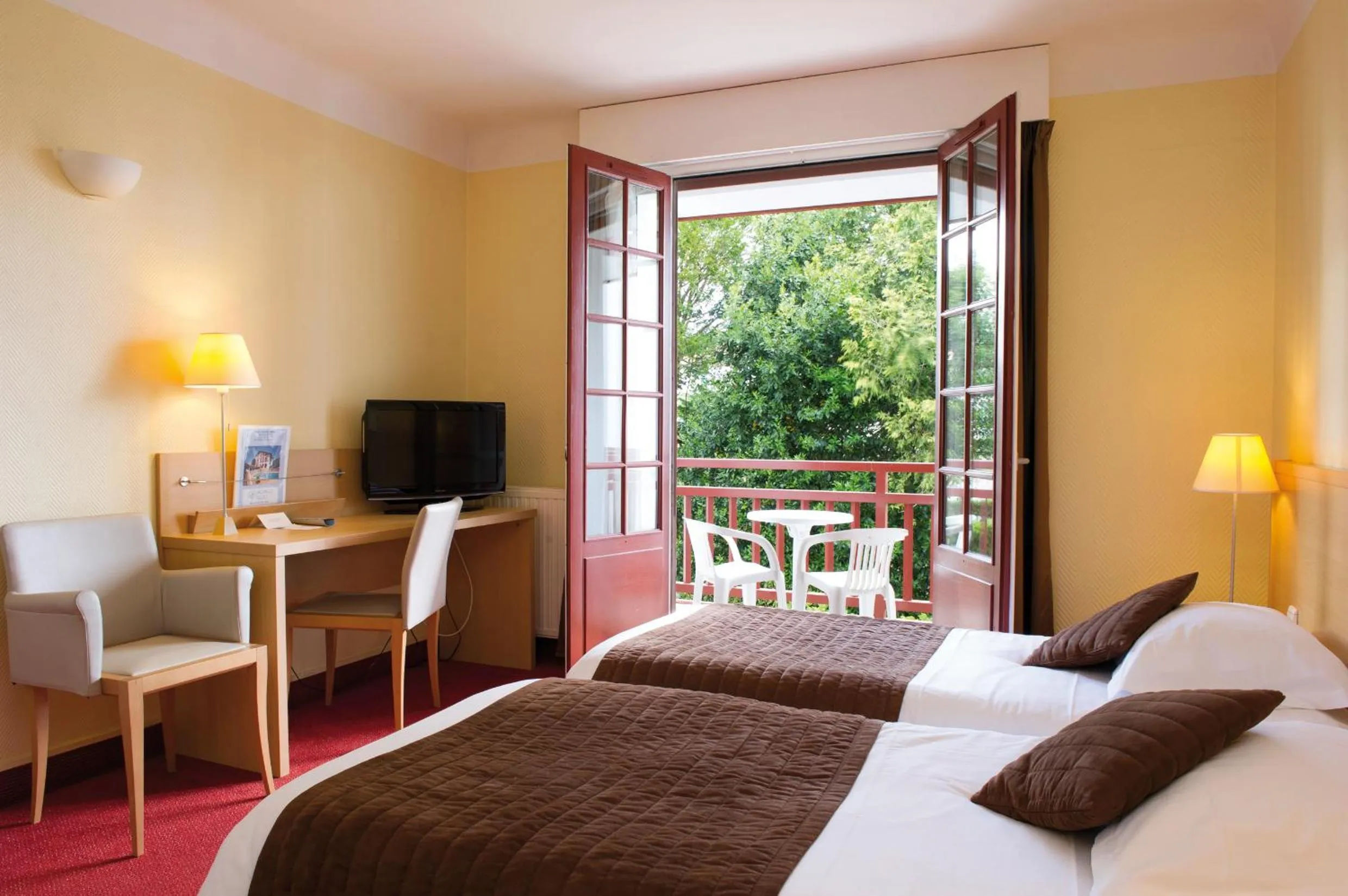 Balcony/Terrace, Bed in Hôtel & Résidence Vacances Bleues Orhoïtza