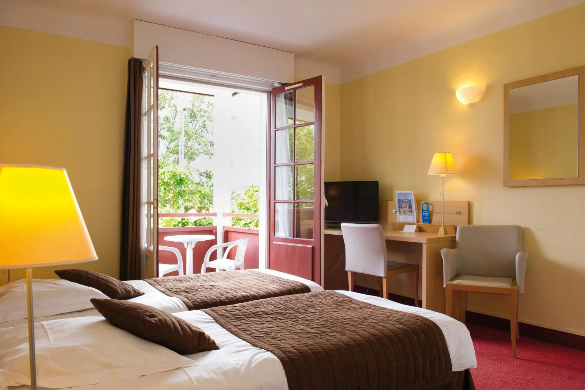 Balcony/Terrace, Bed in Hôtel & Résidence Vacances Bleues Orhoïtza