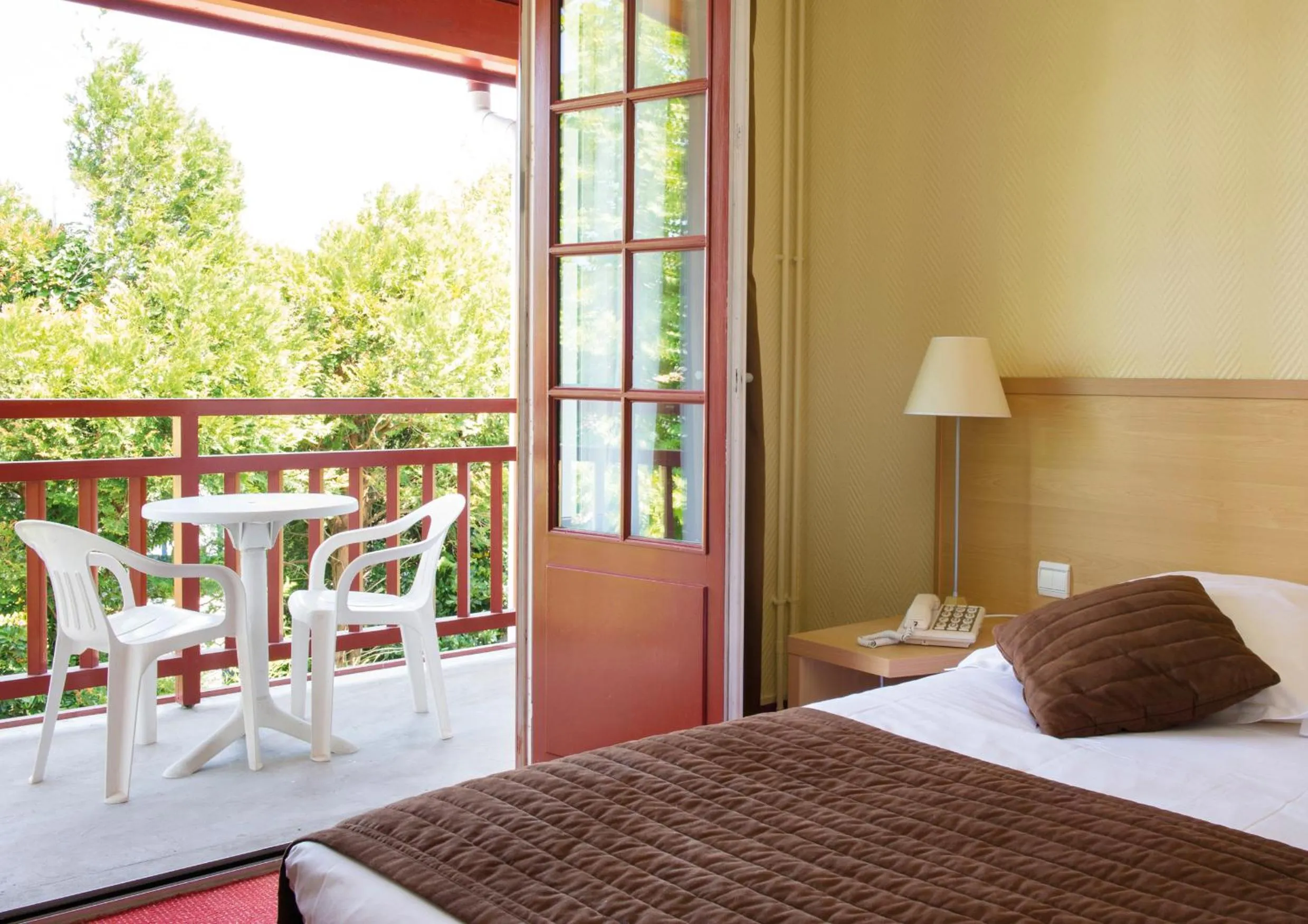 Balcony/Terrace, Bed in Hôtel & Résidence Vacances Bleues Orhoïtza