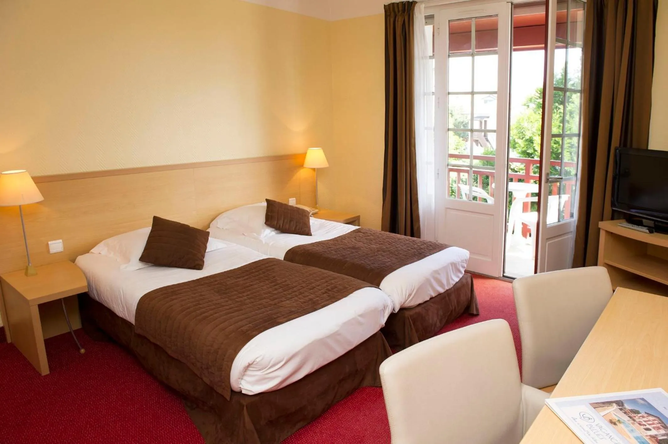 Balcony/Terrace, Bed in Hôtel & Résidence Vacances Bleues Orhoïtza