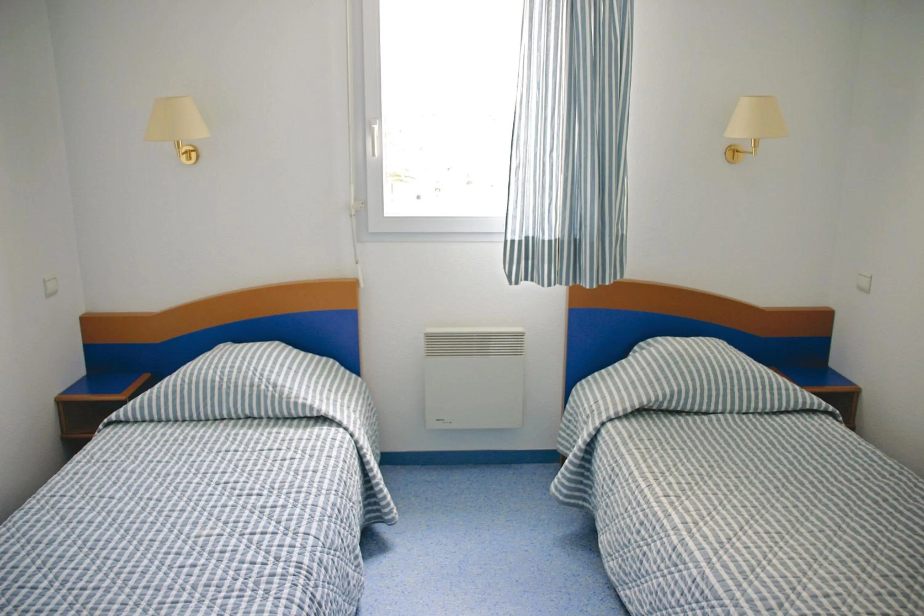 Bedroom, Bed in Hôtel & Résidence Vacances Bleues Orhoïtza