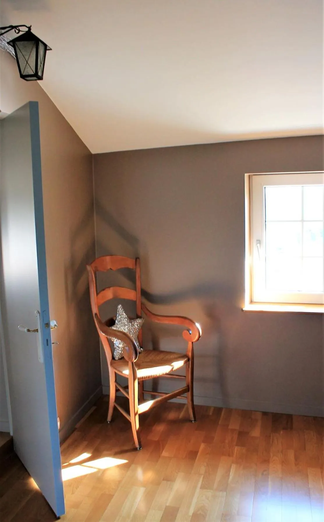 Decorative detail in Pivoine et Cerise HOLDING FIVE