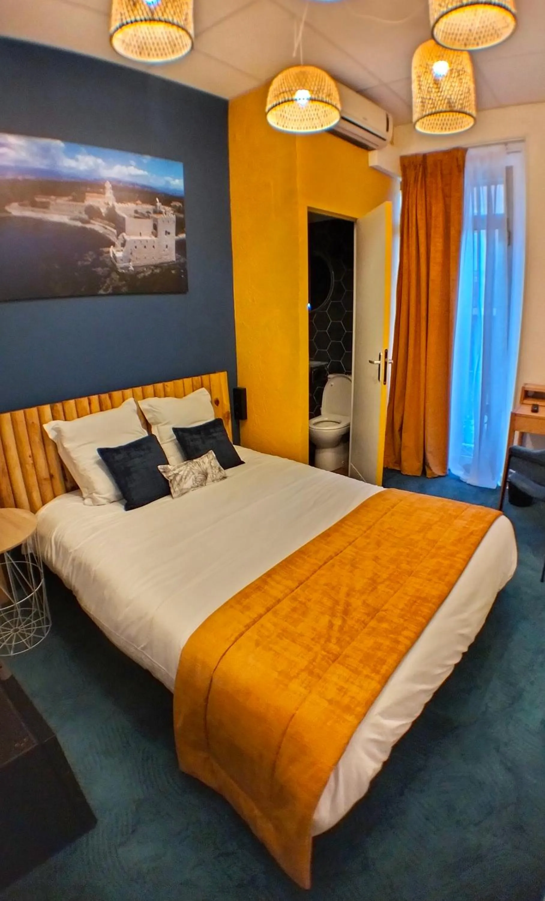 Photo of the whole room, Bed in Charlie's Hôtel Cannes