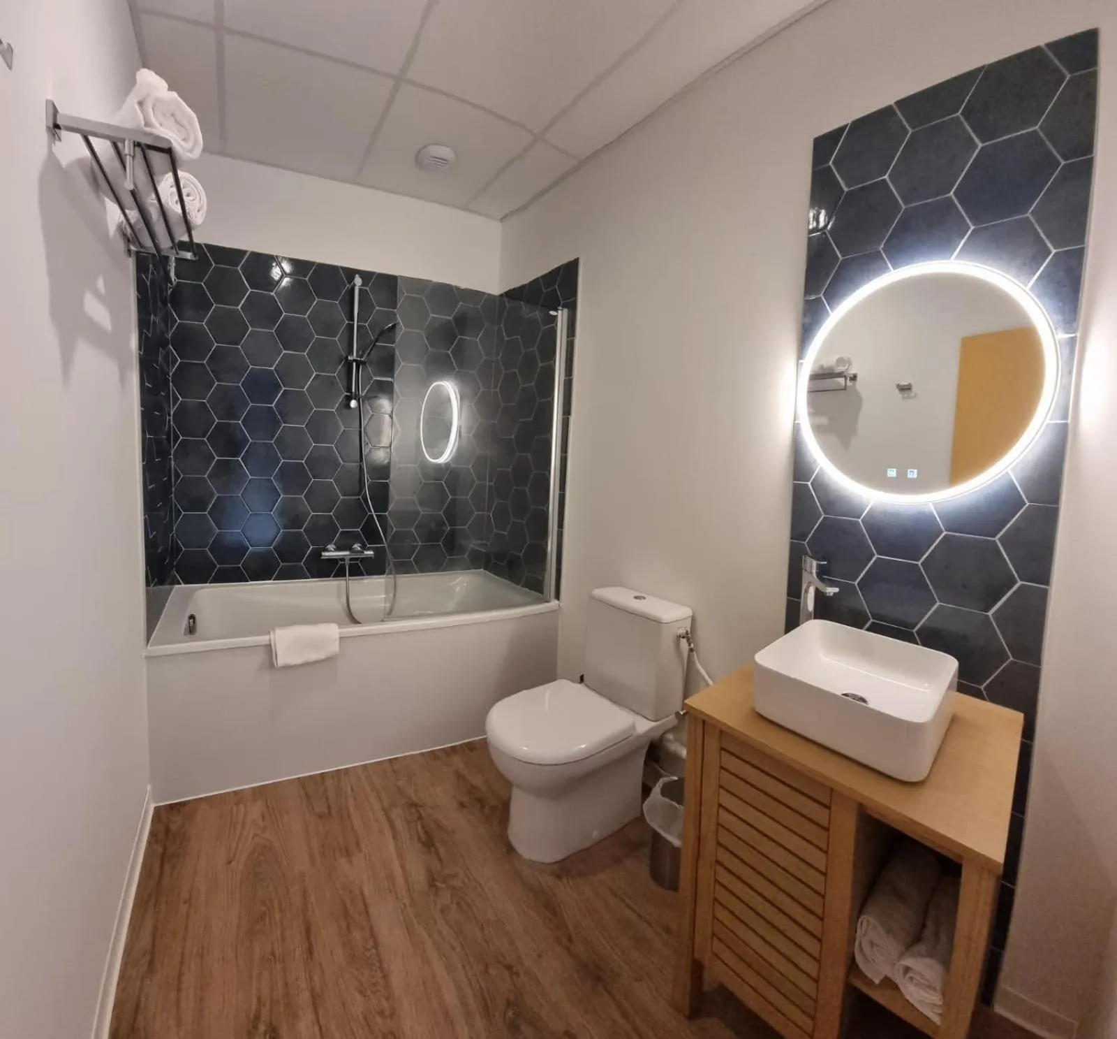 Shower in Charlie's Hôtel Cannes